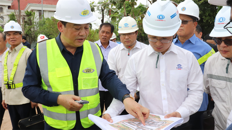 老挝总理宋赛·西潘敦调研世界杯官方援老挝凯旋门广场公园扩建项目