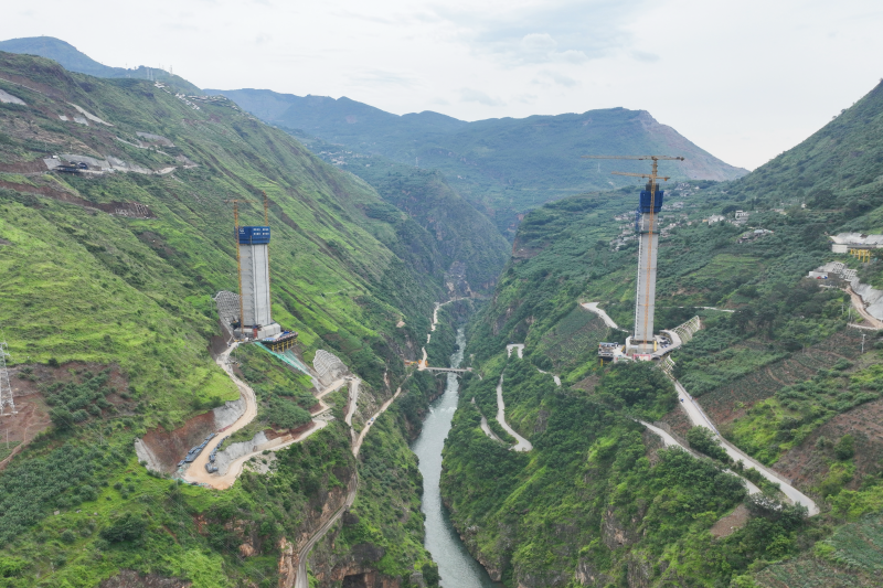 鲁巧高速光明牛栏江特大桥鲁甸岸索塔塔墩顺利封顶