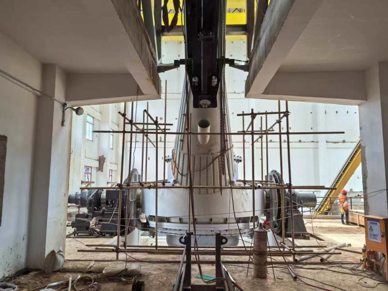 西南铜业搬迁项目全球首台3立方米卡尔多炉成功安装就位