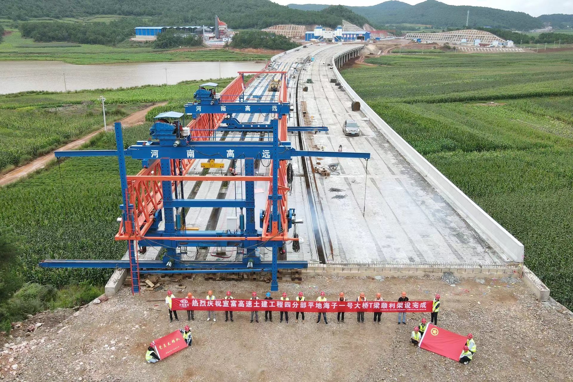 宣富高速平地海子1号大桥顺利完成T梁架设任务