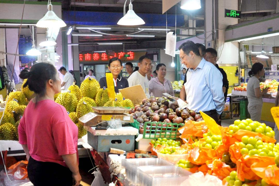 昆明市委常委、副市长王亚调研五里多农博广场
