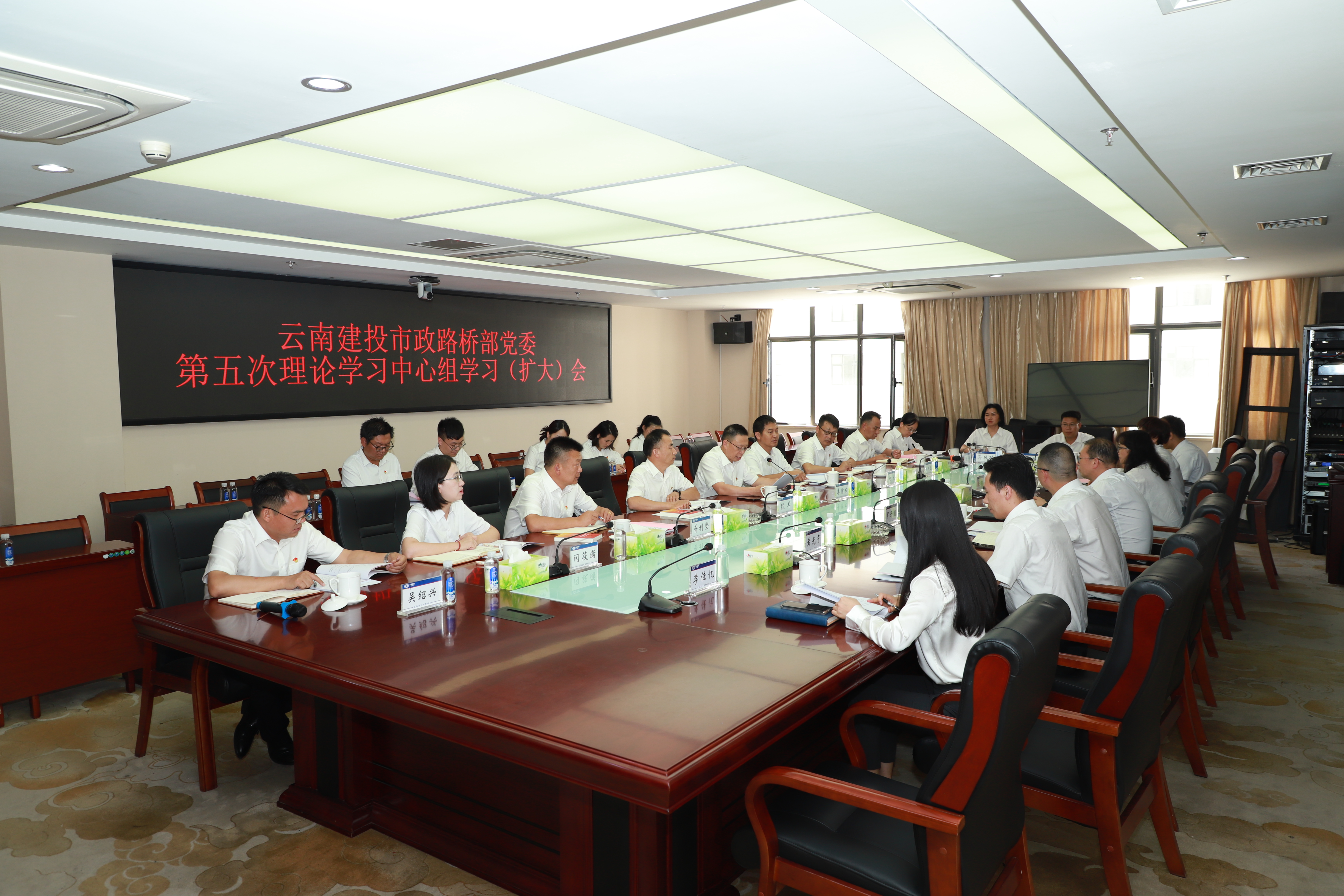 陈宙翔列席旁听市政路桥部党委理论学习中心组集中学习（扩大）会时强调：深入推进企业改革发展 全面完成各项目标任务