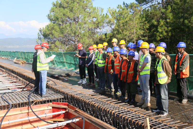 古宁高速全线首联现浇箱梁浇筑完成