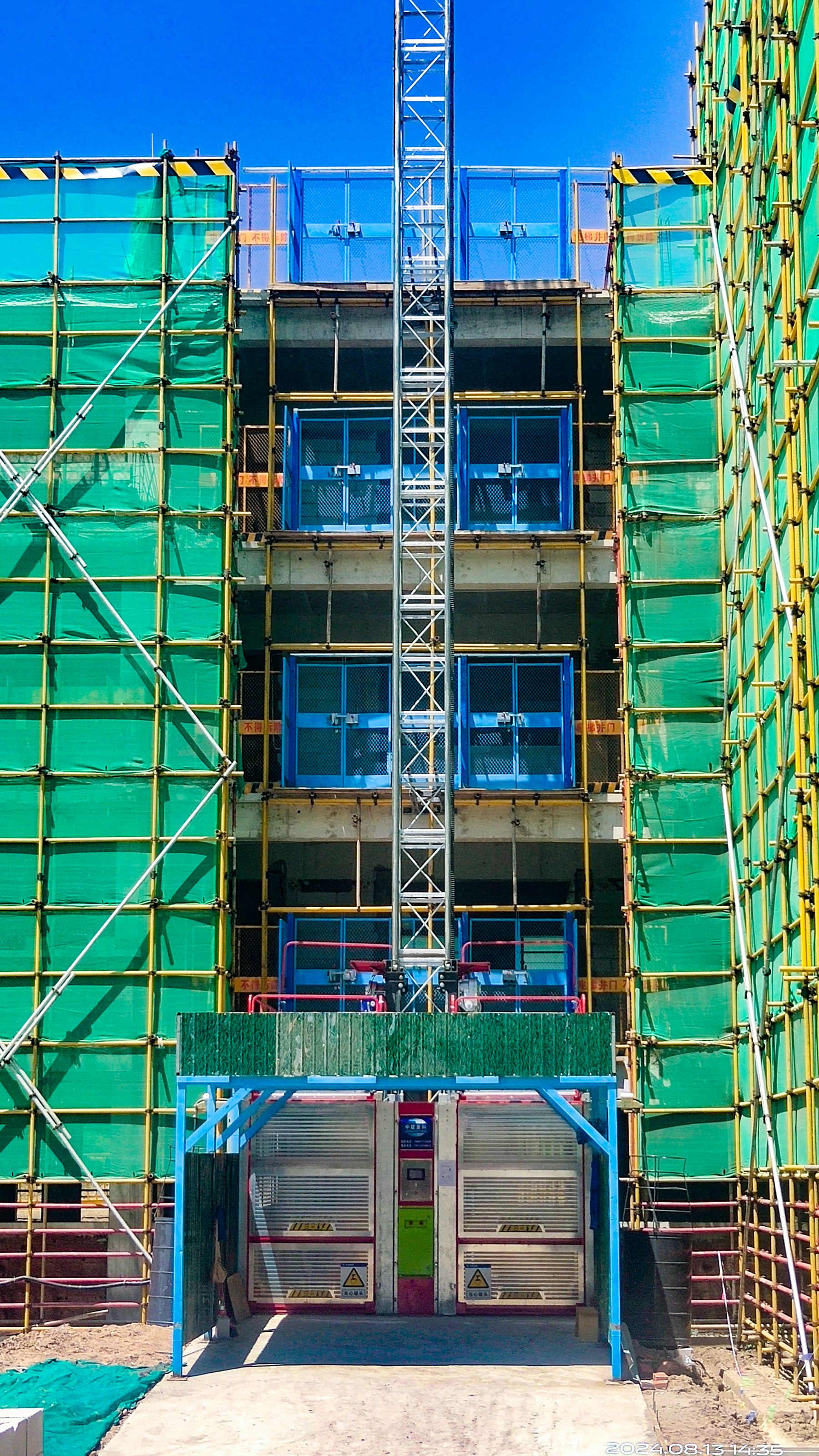 世界杯官网合作平台首台智能施工升降机在十四公司南华县龙川小学东校区项目投入使用