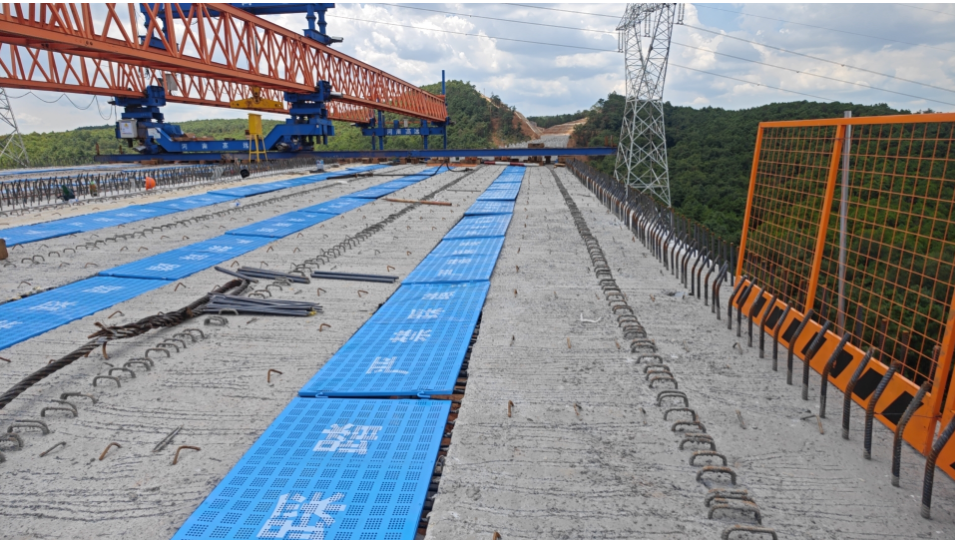 宣富高速机场连接线1号大桥首片T梁架设完成