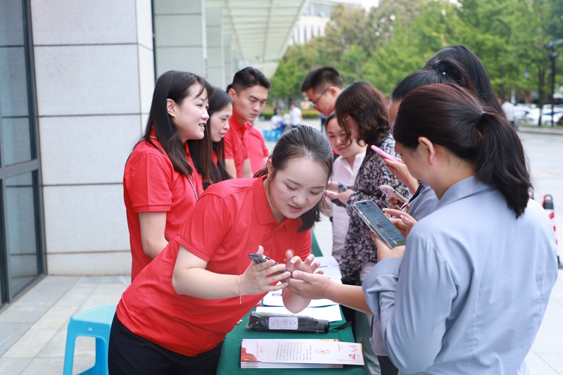 集团工会开展公益募捐集中宣传活动
