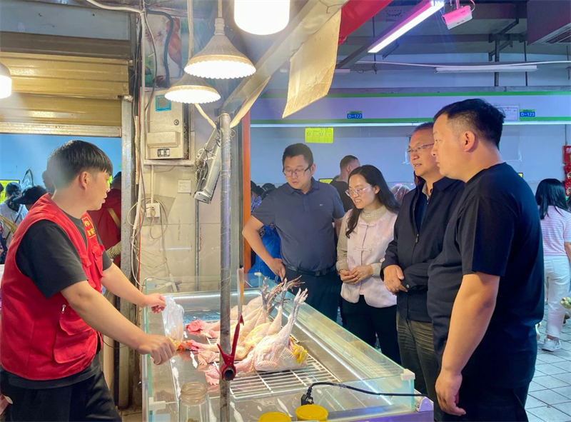 杨国文到南悦城爱琴海城市广场、五里多农博广场开展节前安全检查