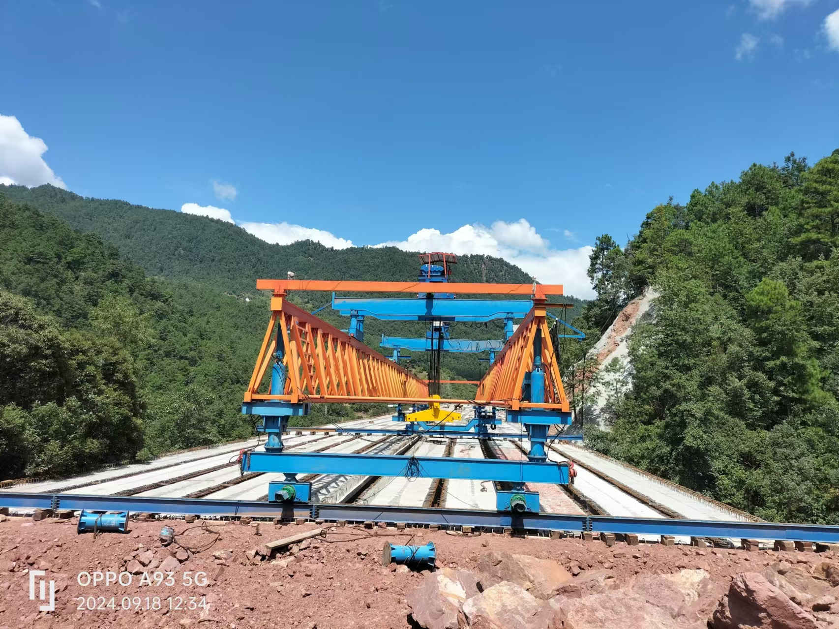 云兰高速松坪甸1号大桥T梁架设完成