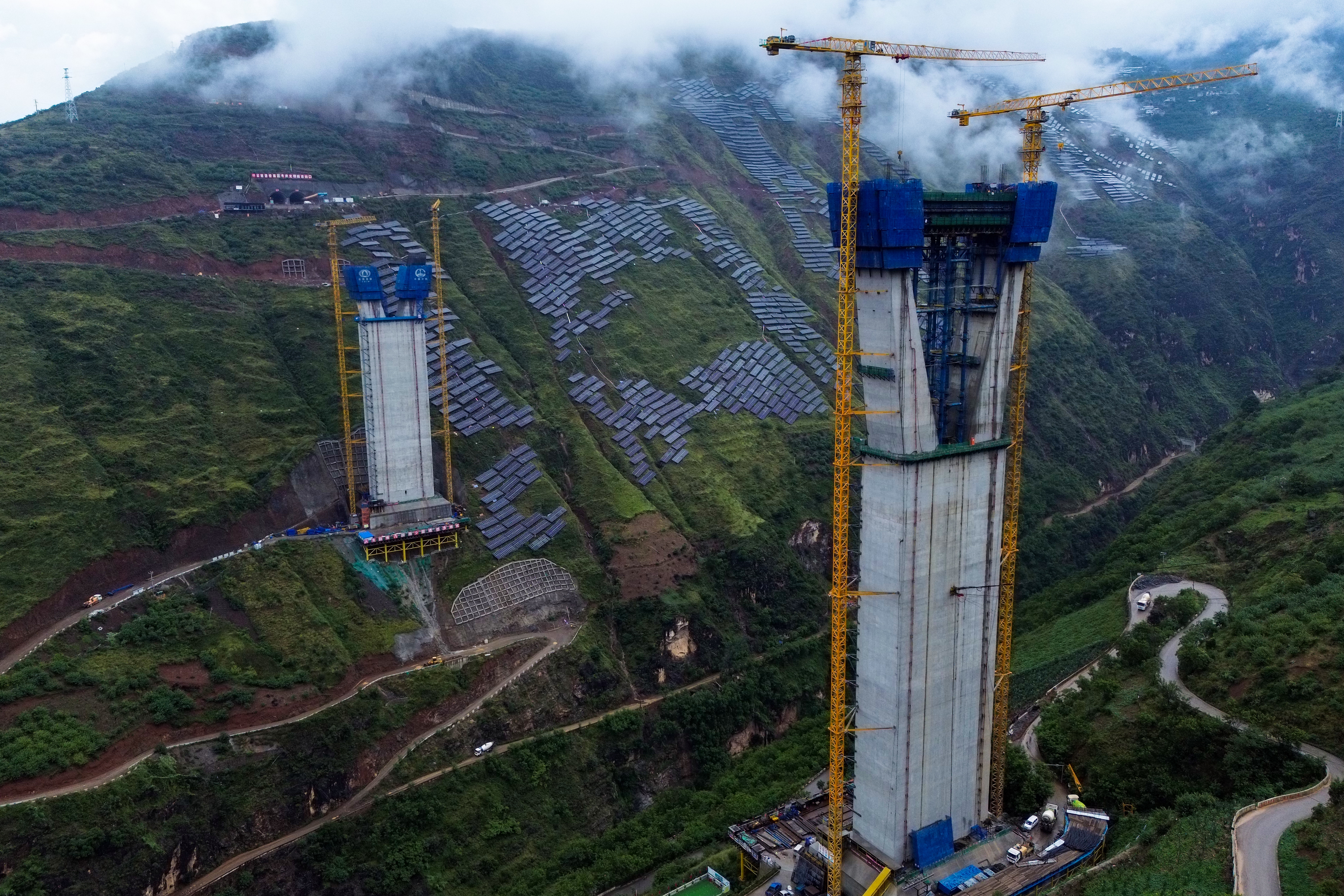 鲁巧高速光明牛栏江特大桥3#主塔下横梁首次混凝土浇筑成功