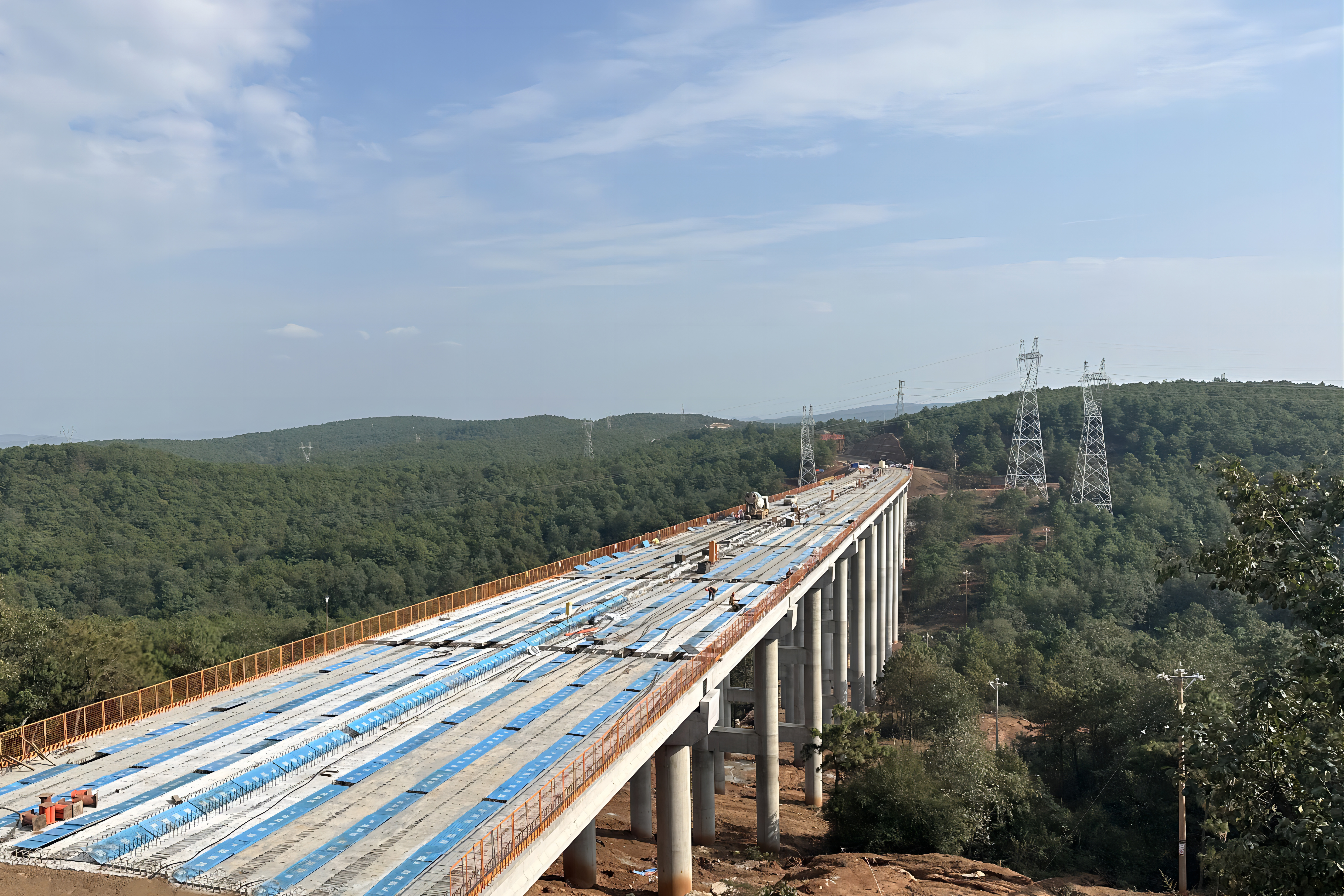 宣富高速永安机场连接线机场1号大桥T梁架设顺利完工