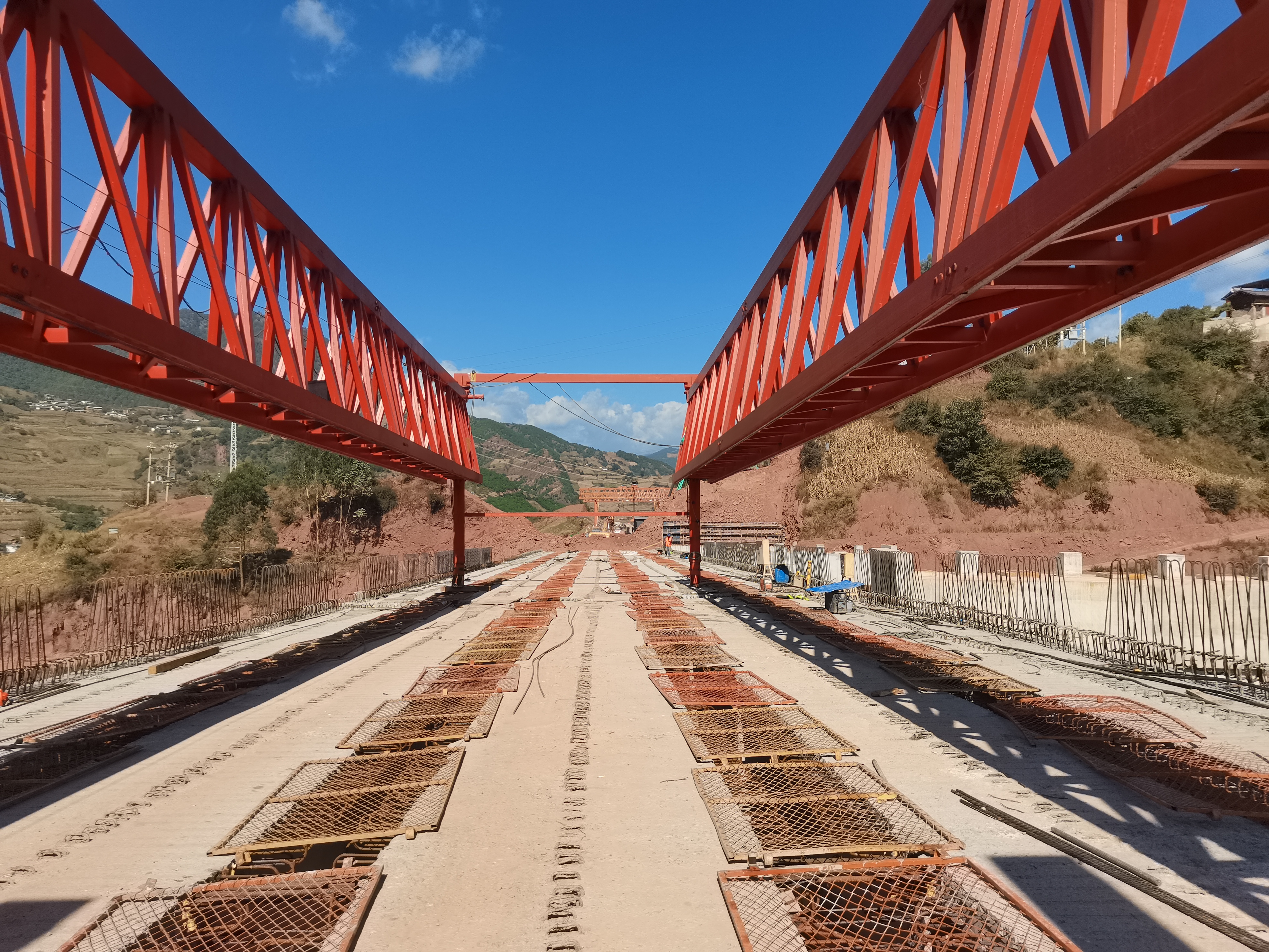 云兰高速下坪箐大桥左幅贯通