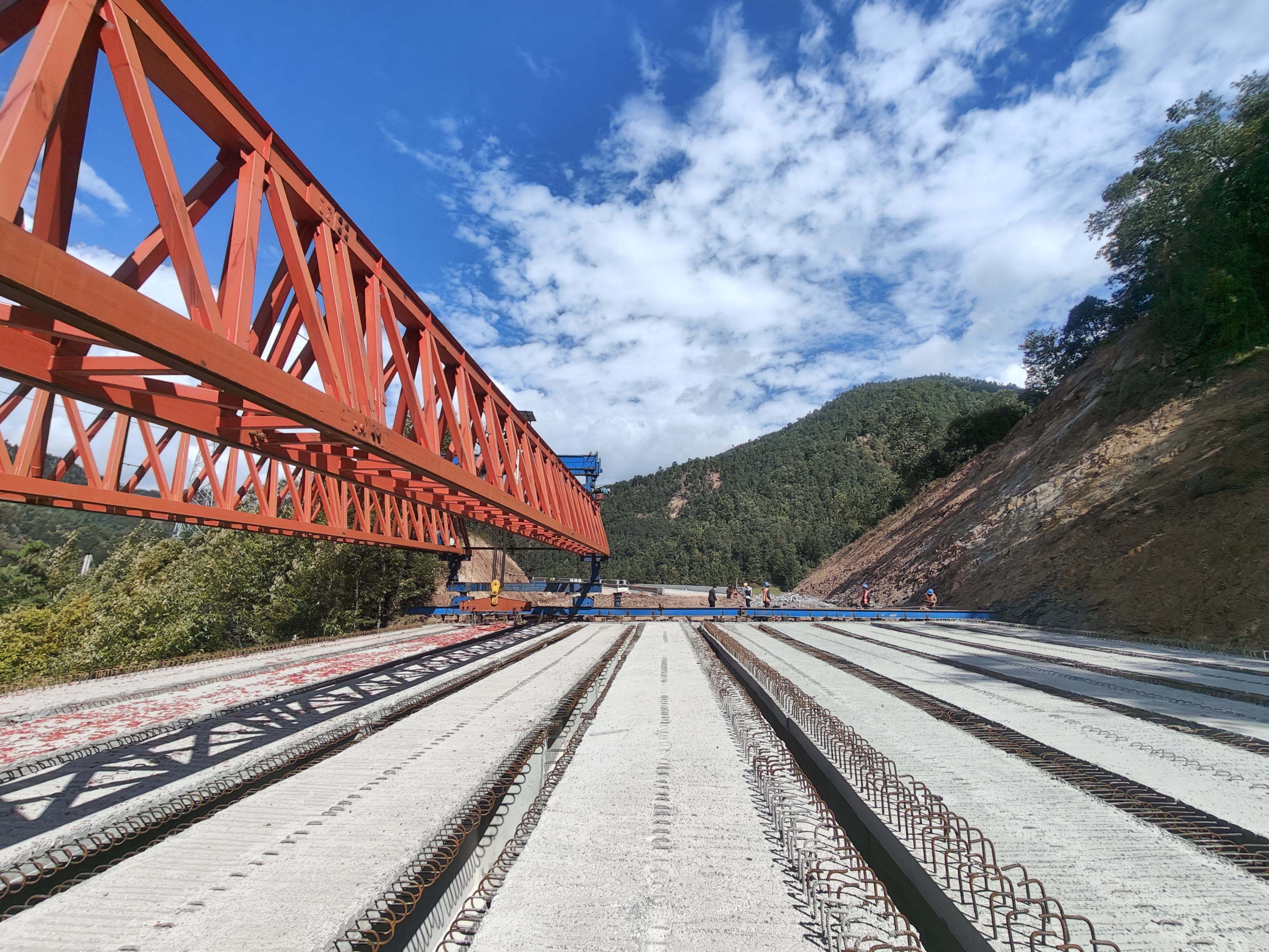 云兰高速木瓜登大桥T梁架设完成