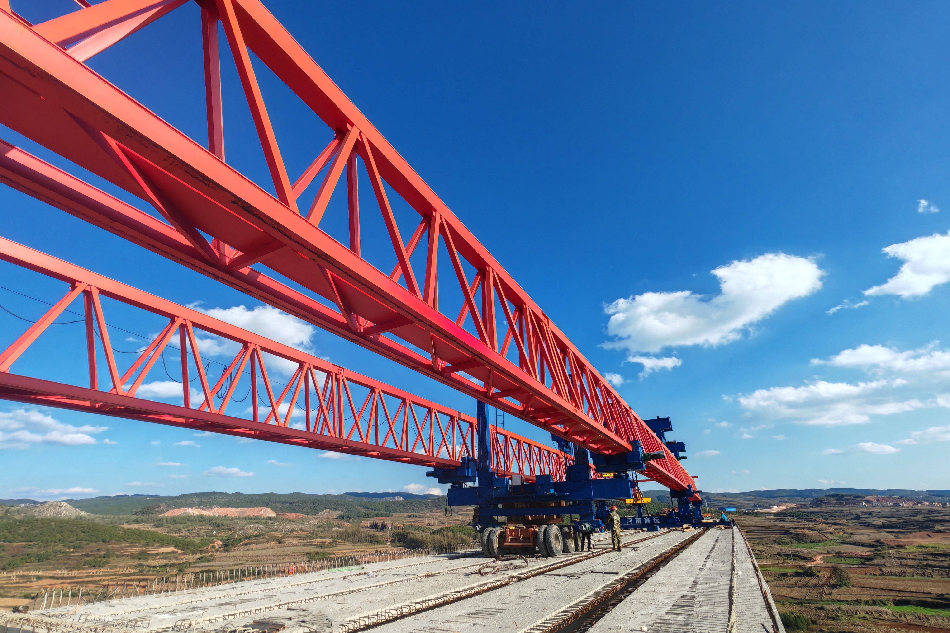 宣富高速播乐特大桥右幅T梁架设完成