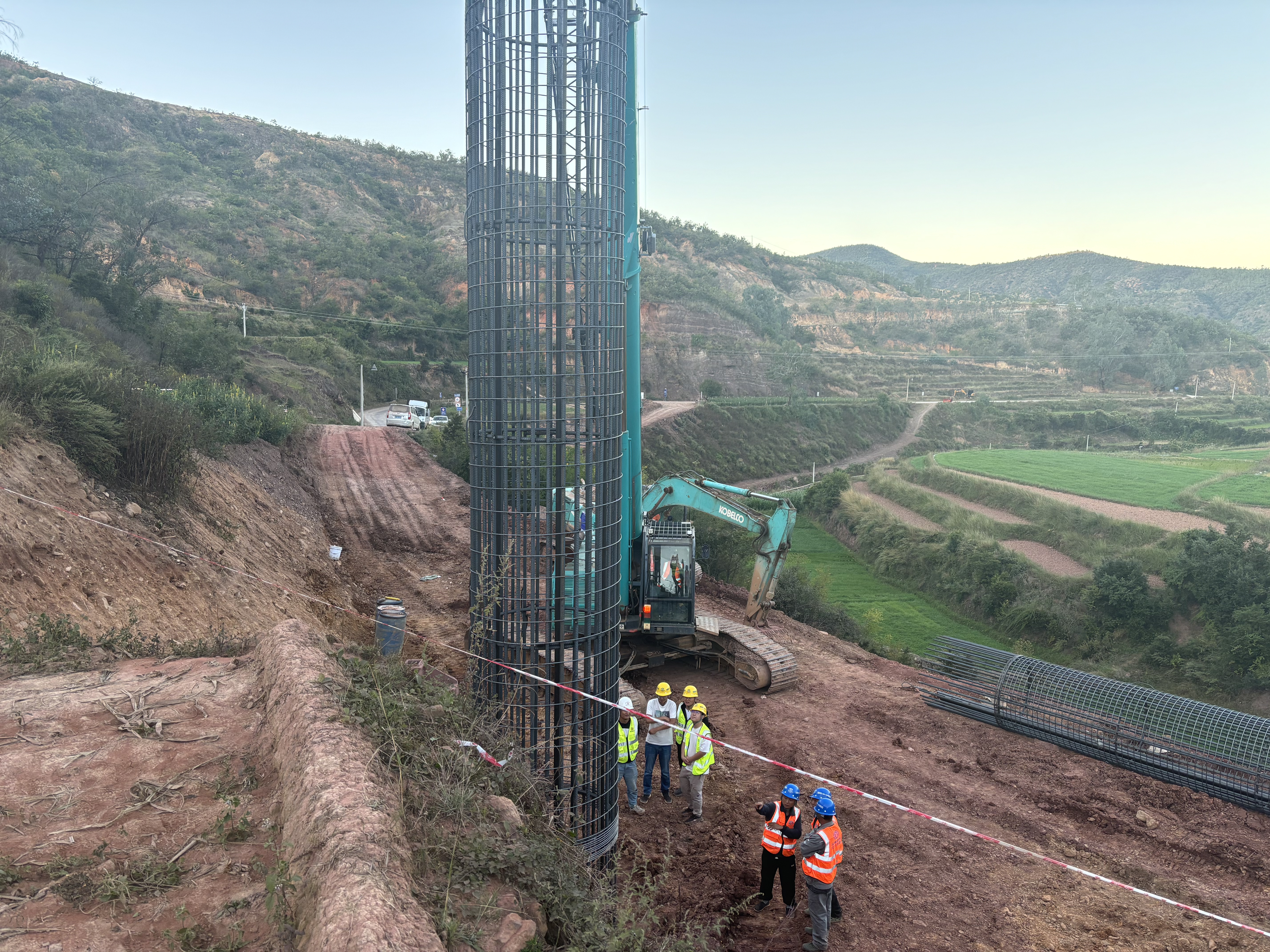 元大高速拉玛箐大桥首根桥梁桩基顺利浇筑