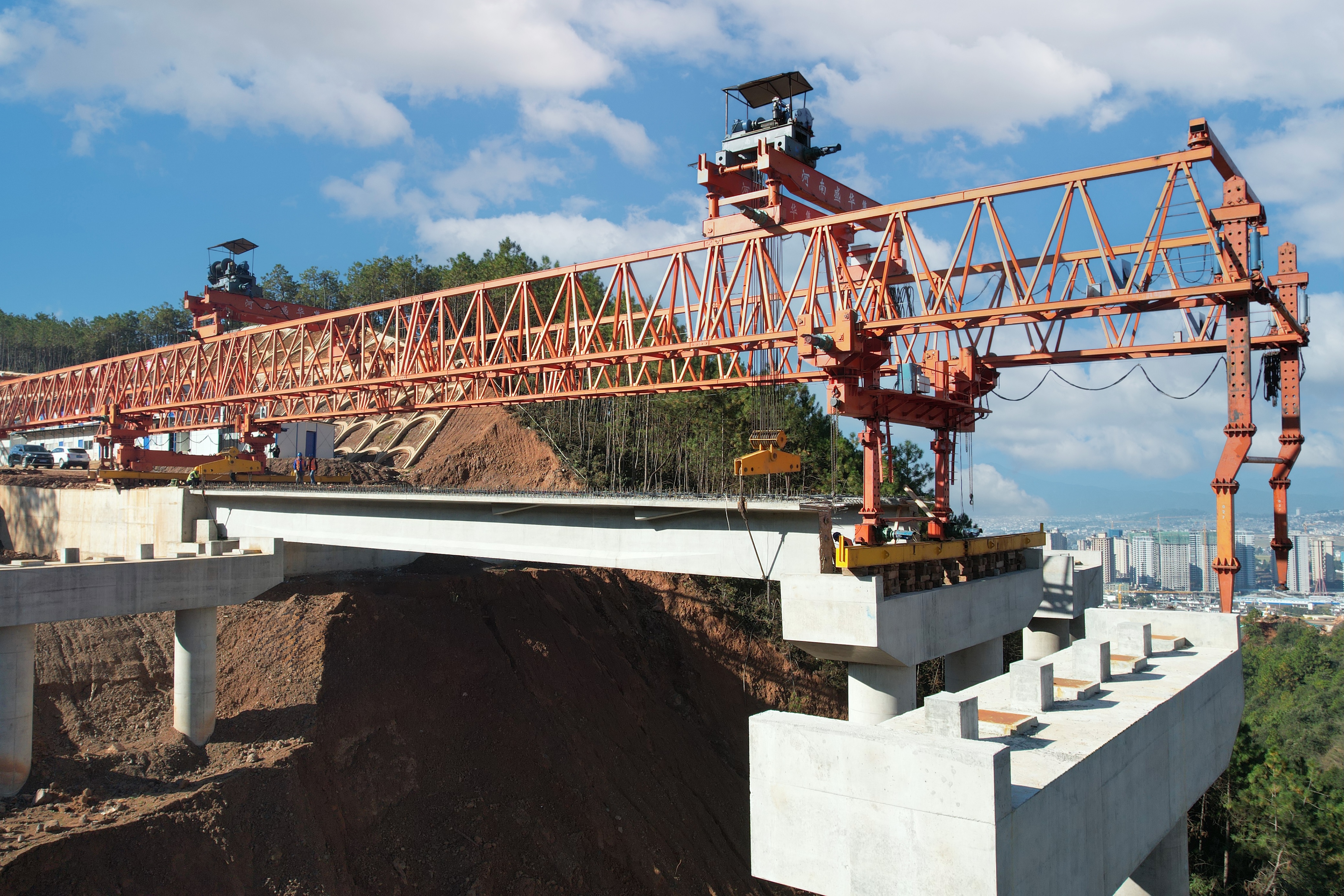 古宁高速土建五分部首片T梁架设完成