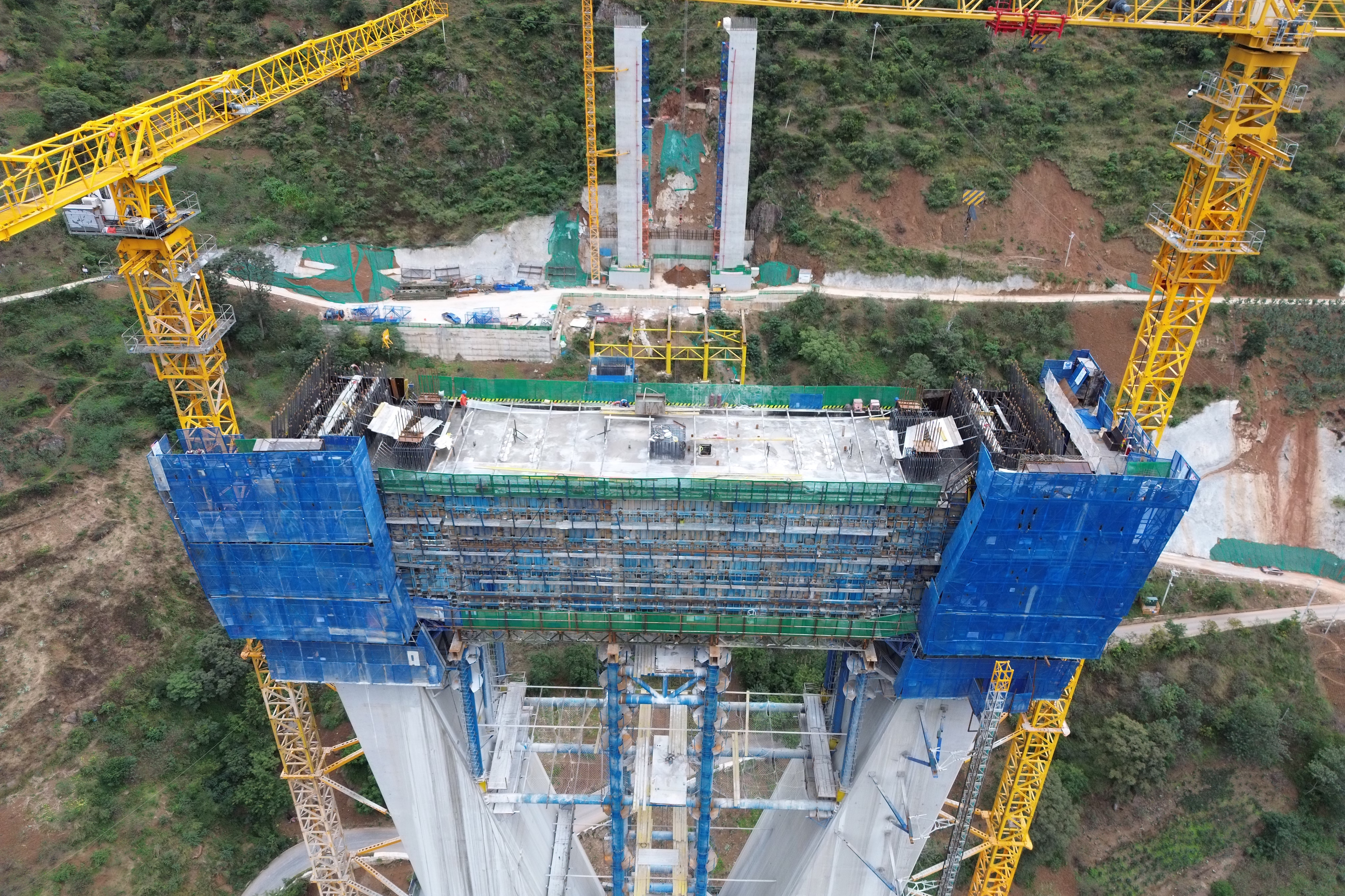 鲁巧高速光明牛栏江特大桥下横梁混凝土整体浇筑顺利完成