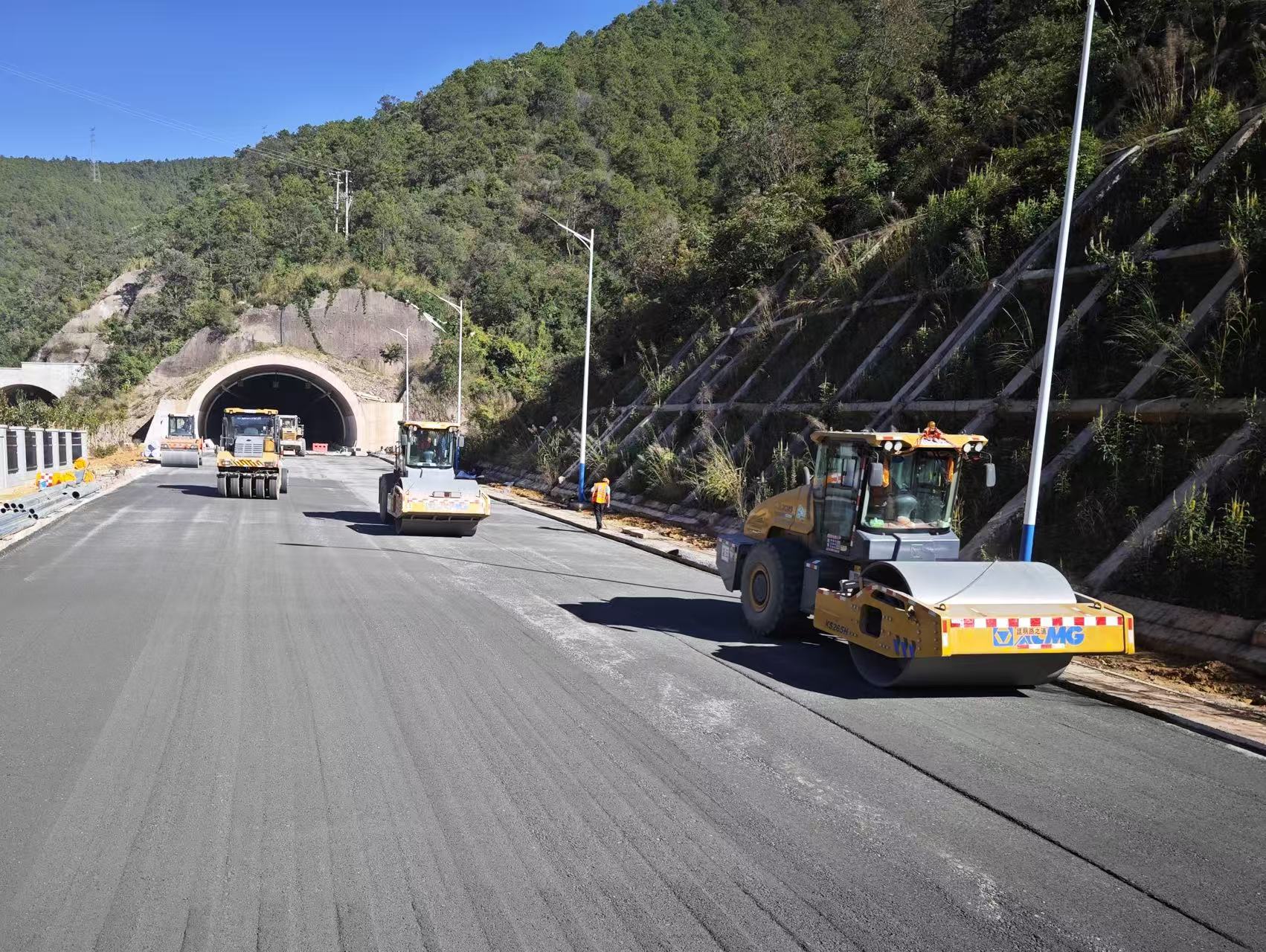 弥玉高速象山试验段顺利完成水稳层铺筑