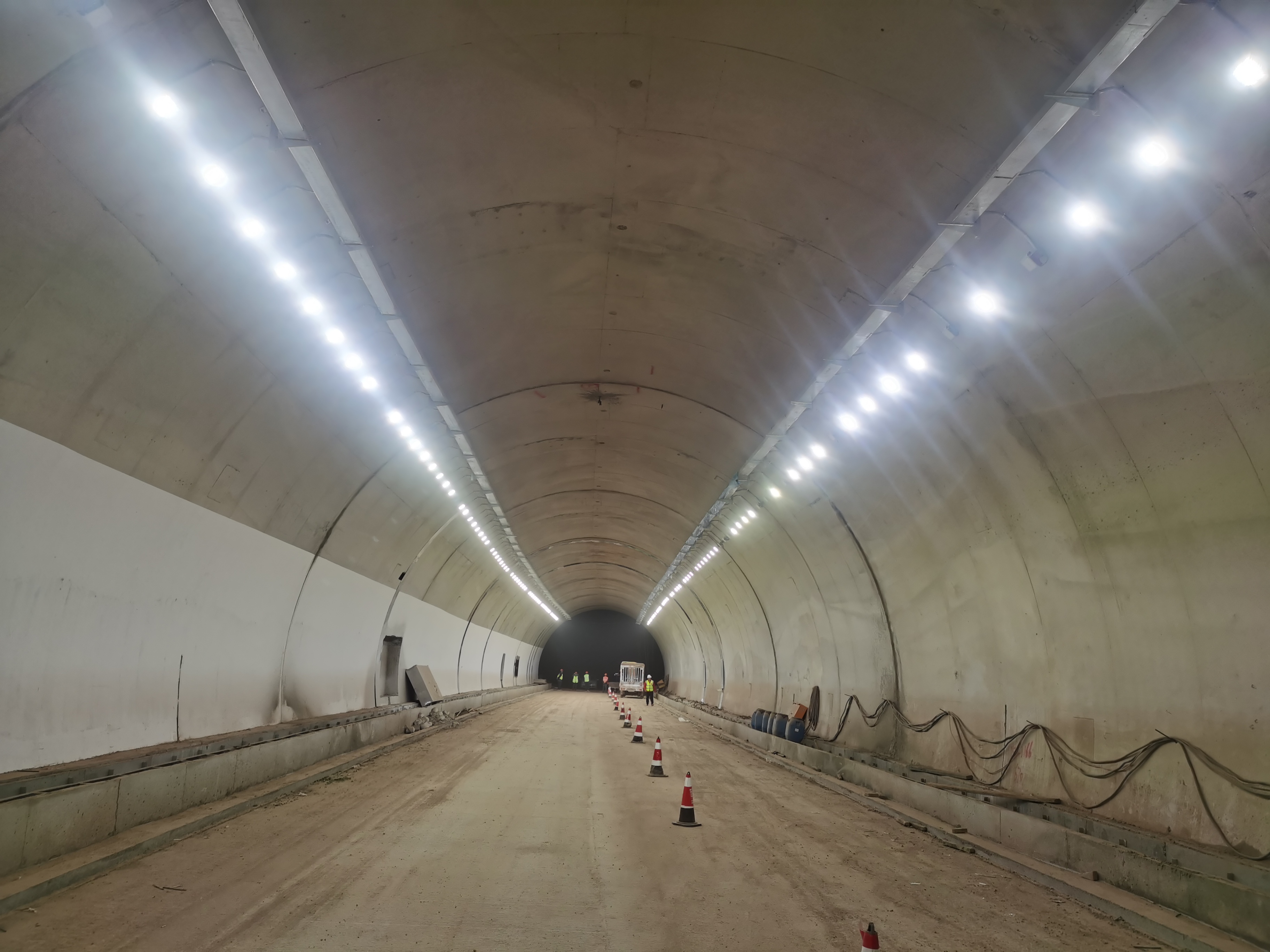 云兰高速崖关山隧道顺利亮灯