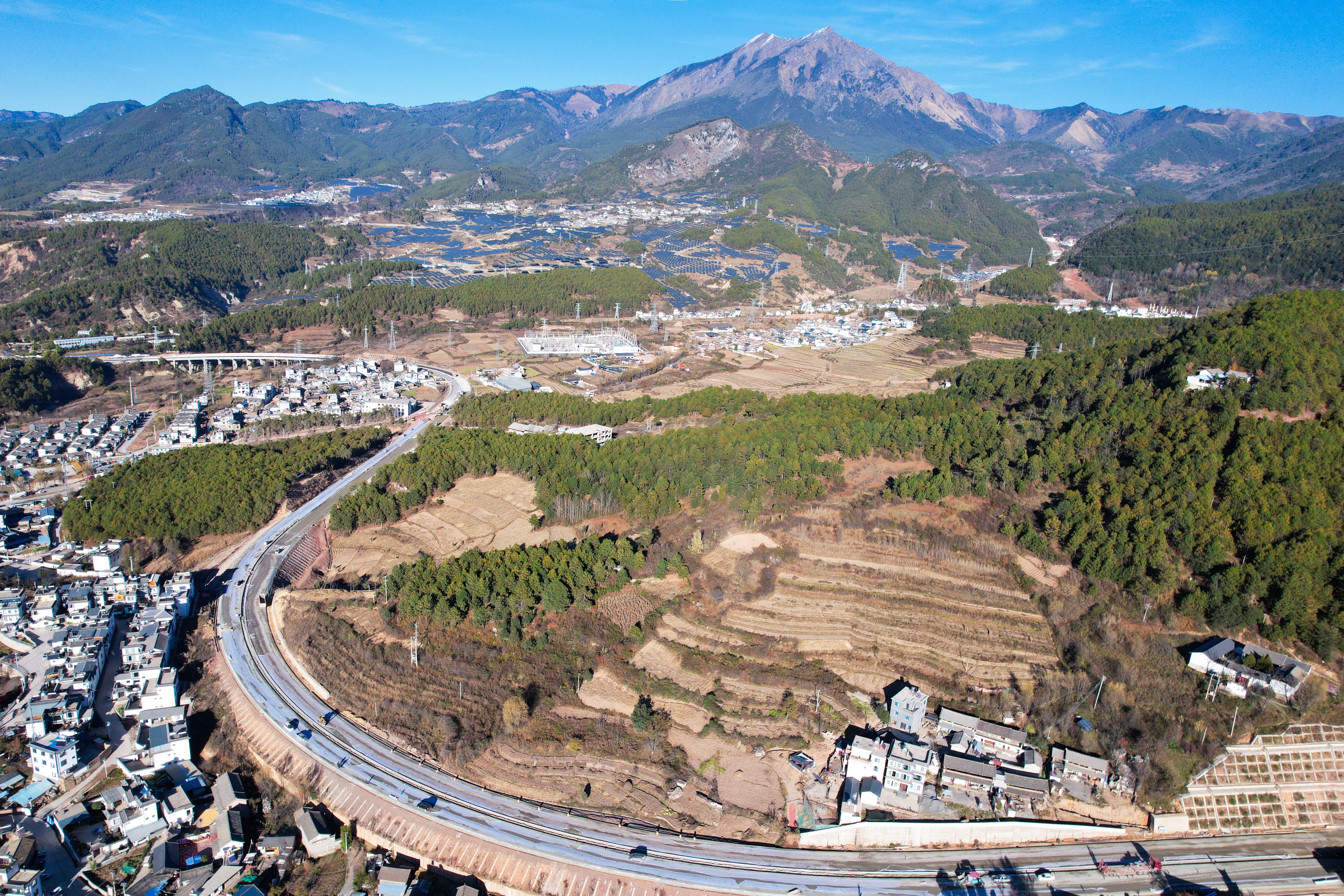 鹤剑兰高速兰坪连接线级配水稳顺利铺筑完成