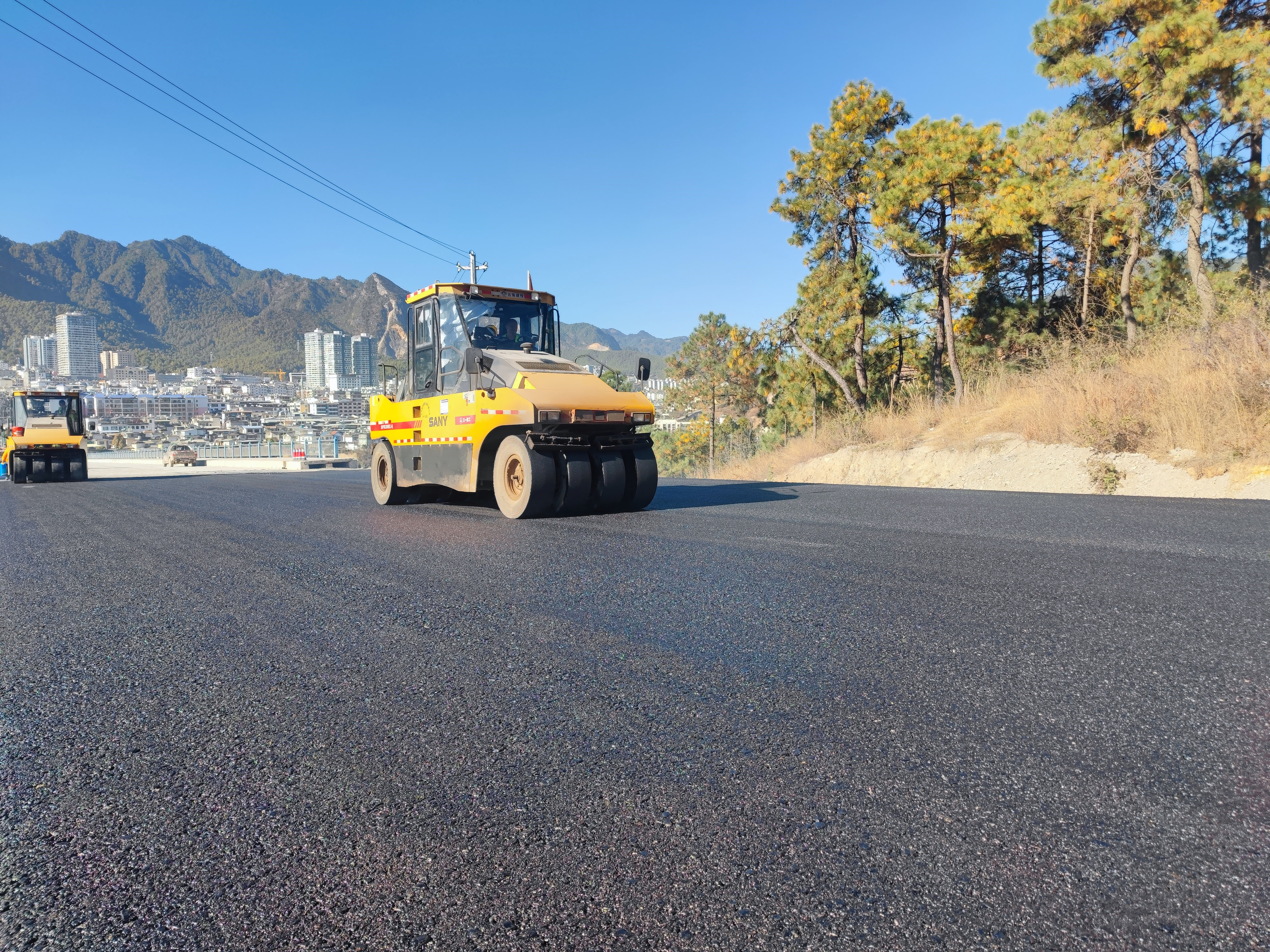 鹤剑兰高速兰坪连接线沥青路面开始铺筑