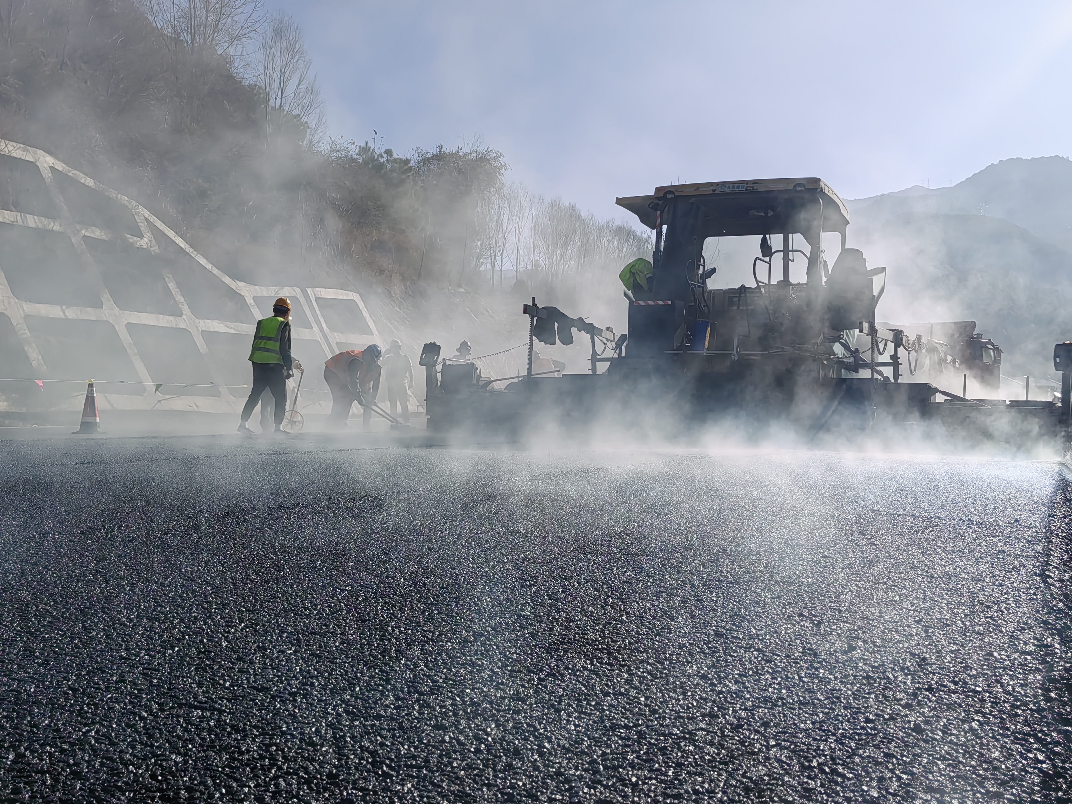鹤剑兰高速兰坪连接线沥青路面铺筑完成
