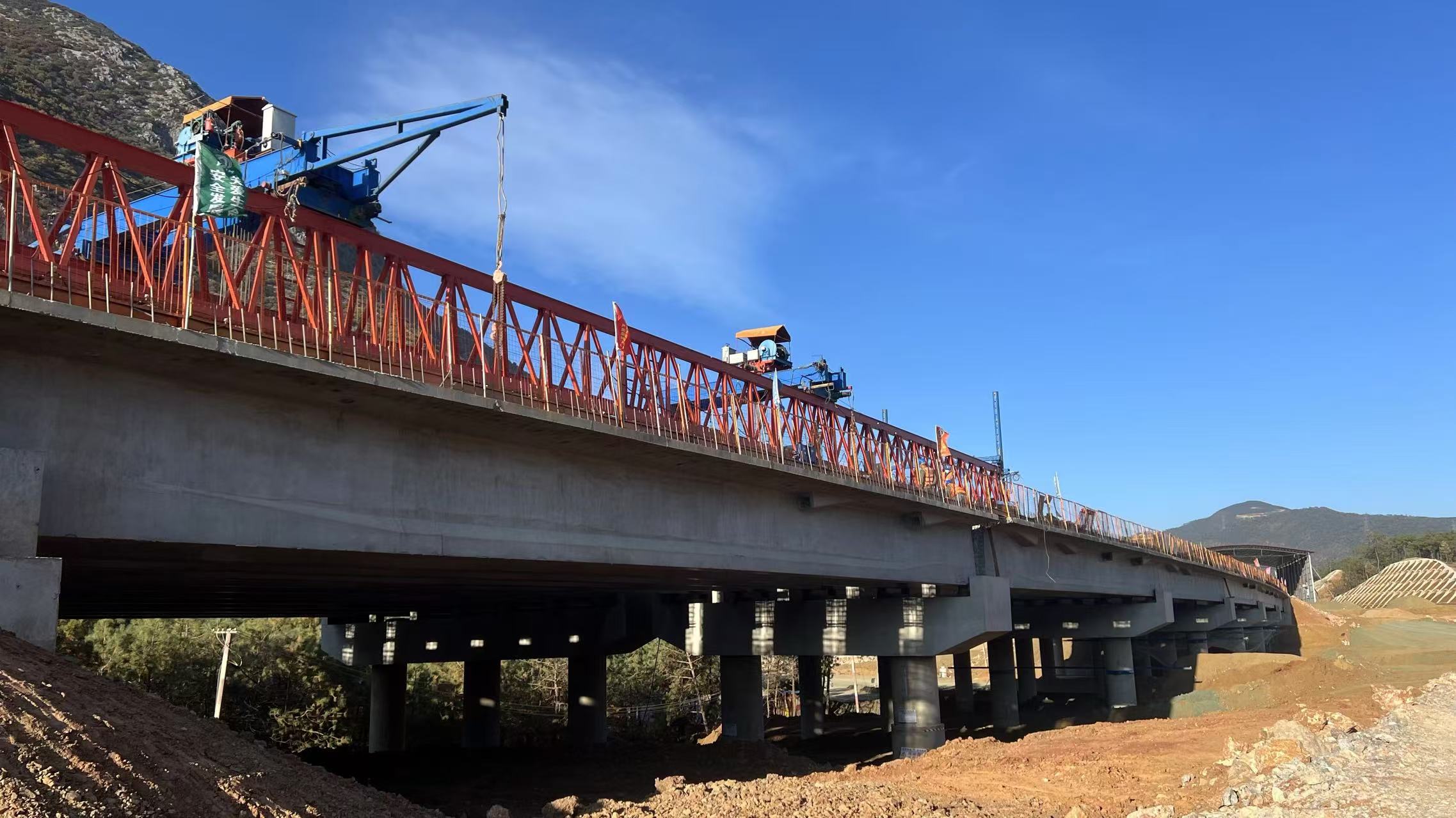 古宁高速文化互通1号主线桥T梁架设完成