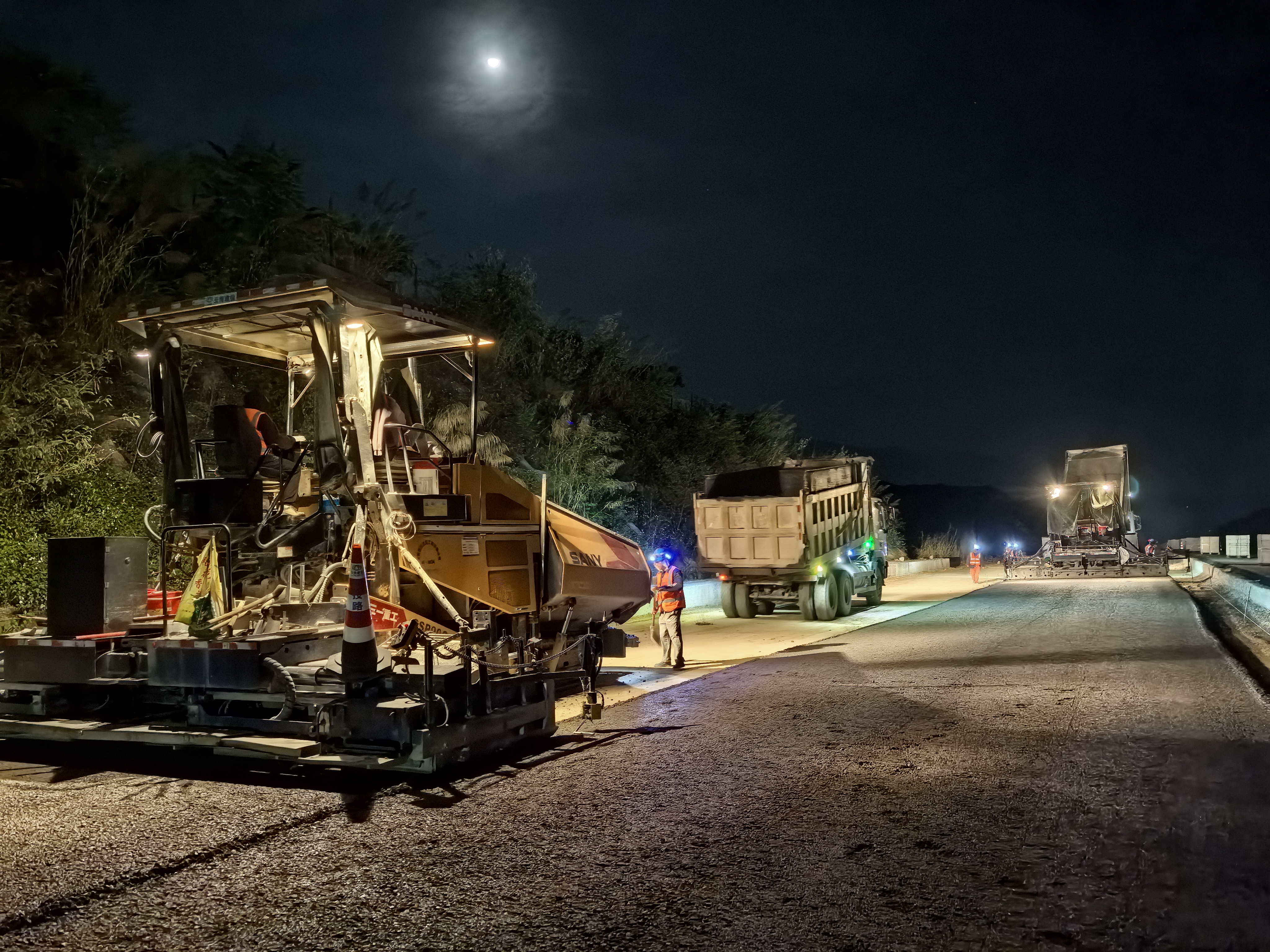 永金高速项目G8511昆磨高速公路拼宽搭接段级配、水稳层正式铺筑