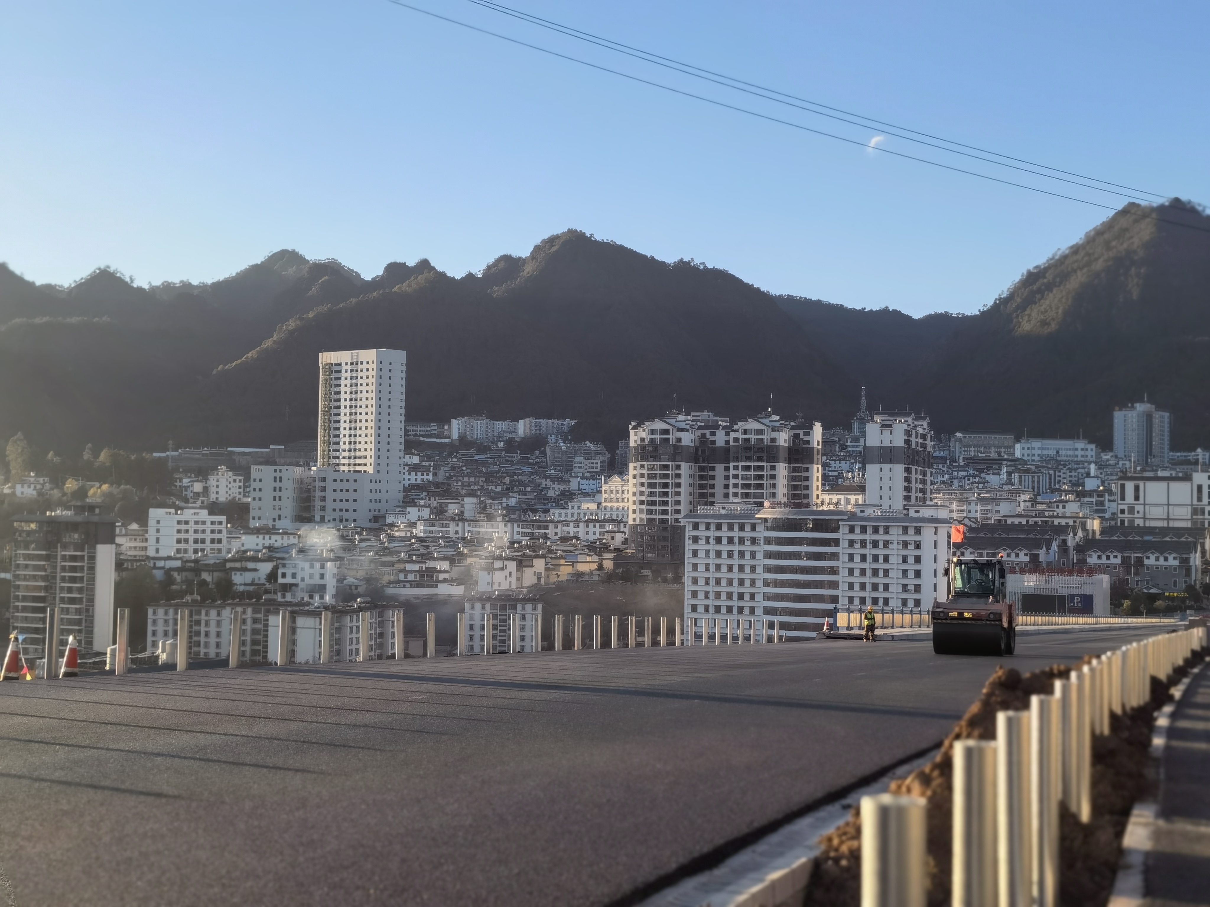 鹤剑兰高速兰坪连接线完成沥青路面摊铺