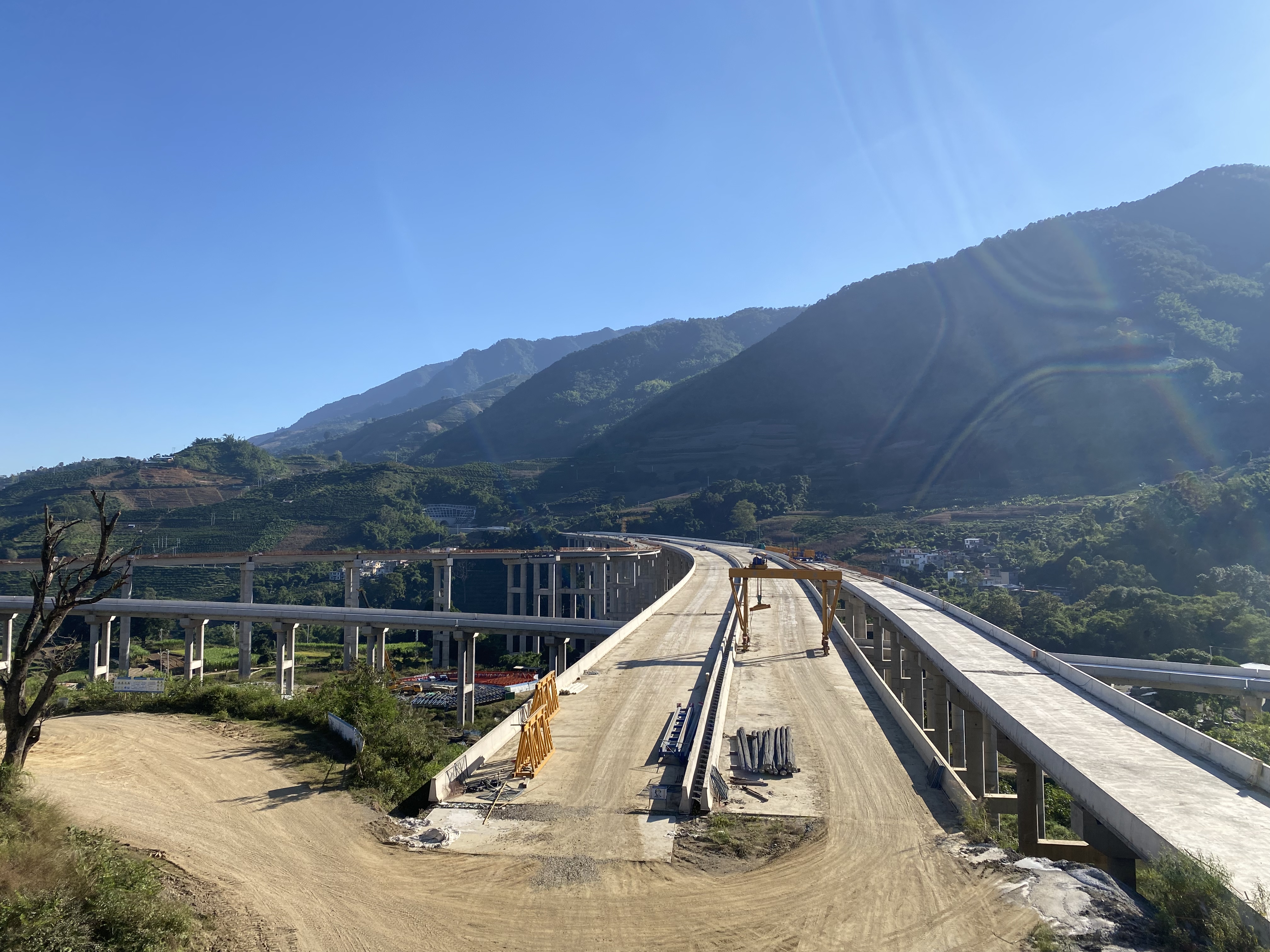 永金高速一分部达哈枢纽立交全部梁板架设完成