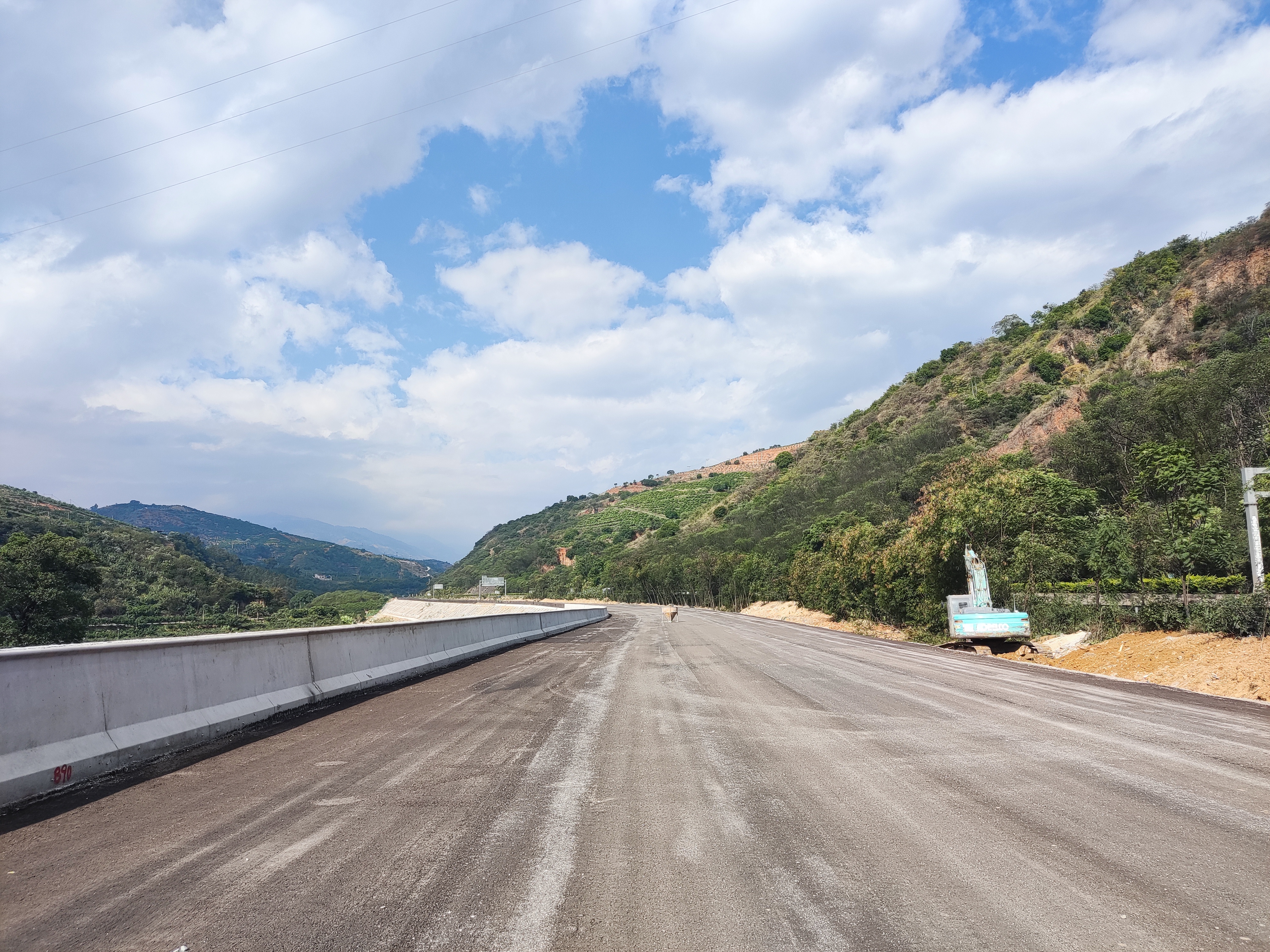 永金高速世界杯网址多段路面铺筑完成