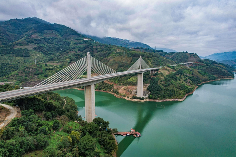 元蔓高速（红河段）浪滩坡特大桥荣获2023年度“云南省市政金杯示范工程”二等奖