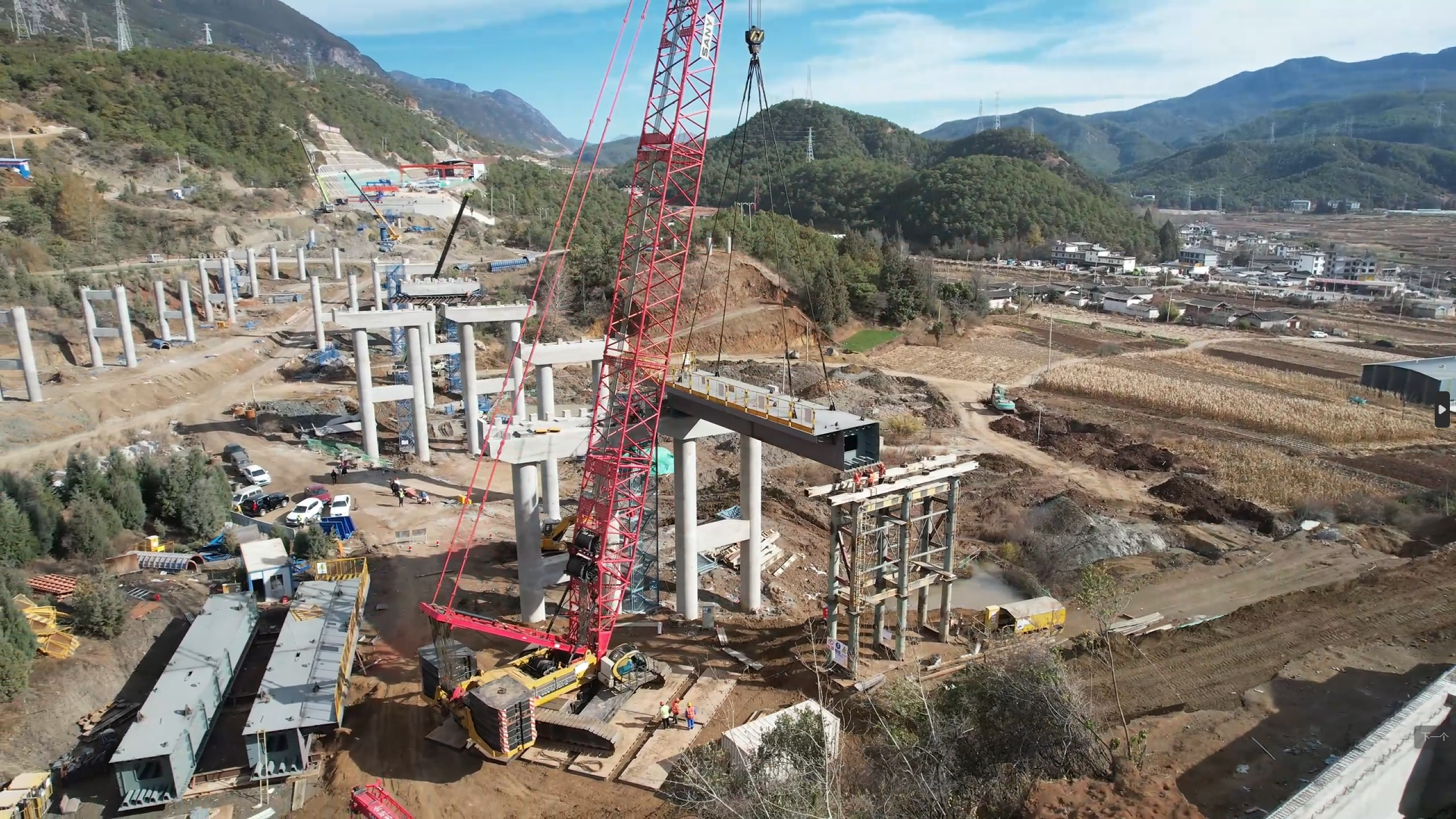 古宁高速首段钢箱梁吊装完成