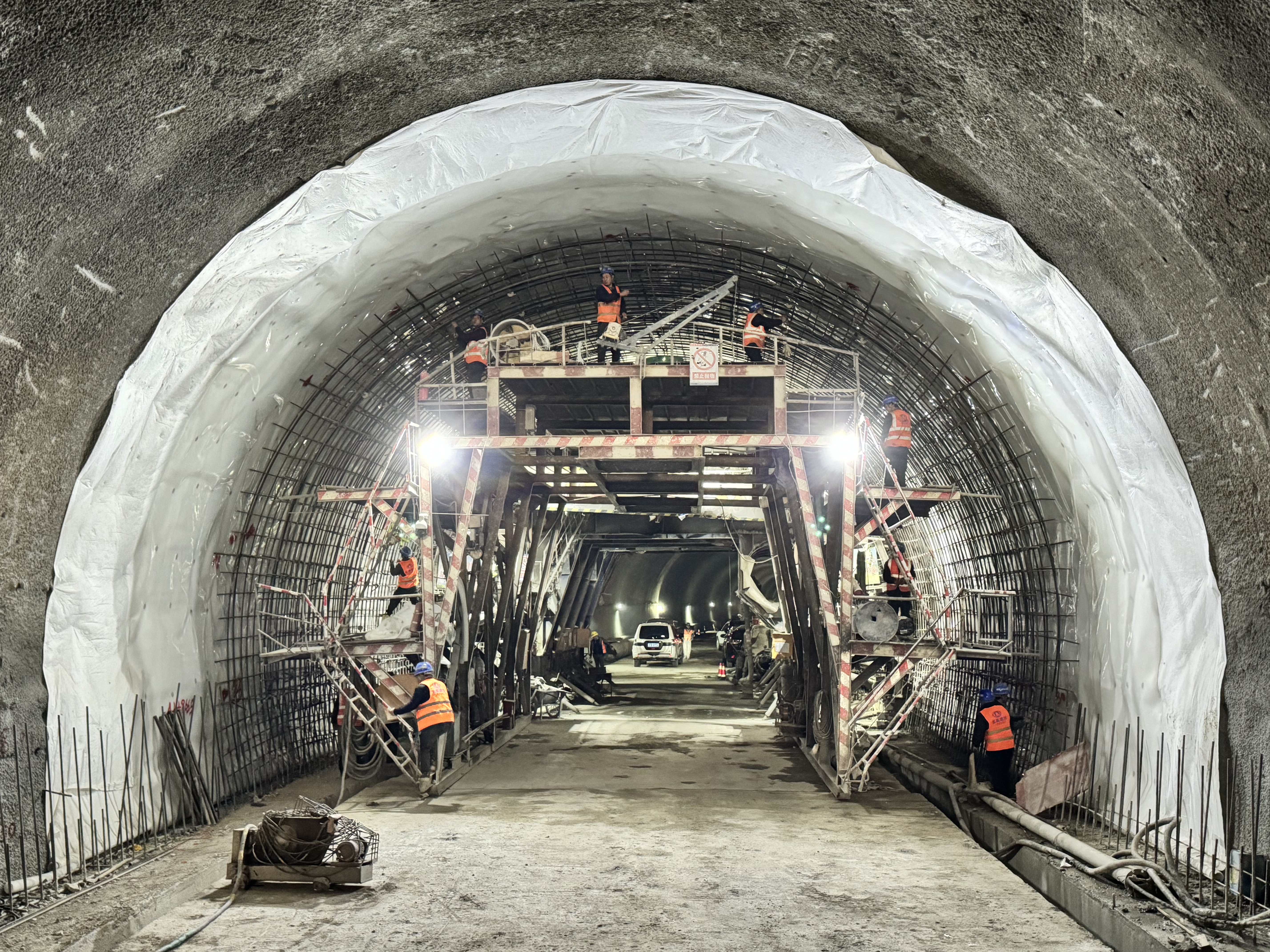 鲁巧高速团树林隧道右洞顺利贯通