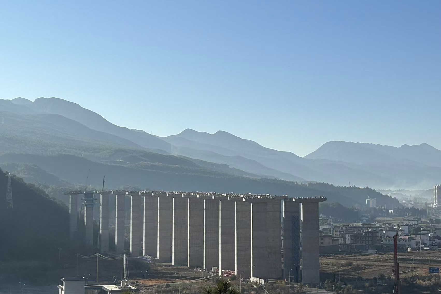 古宁高速新团枢纽主线1号桥空心薄壁墩全部封顶