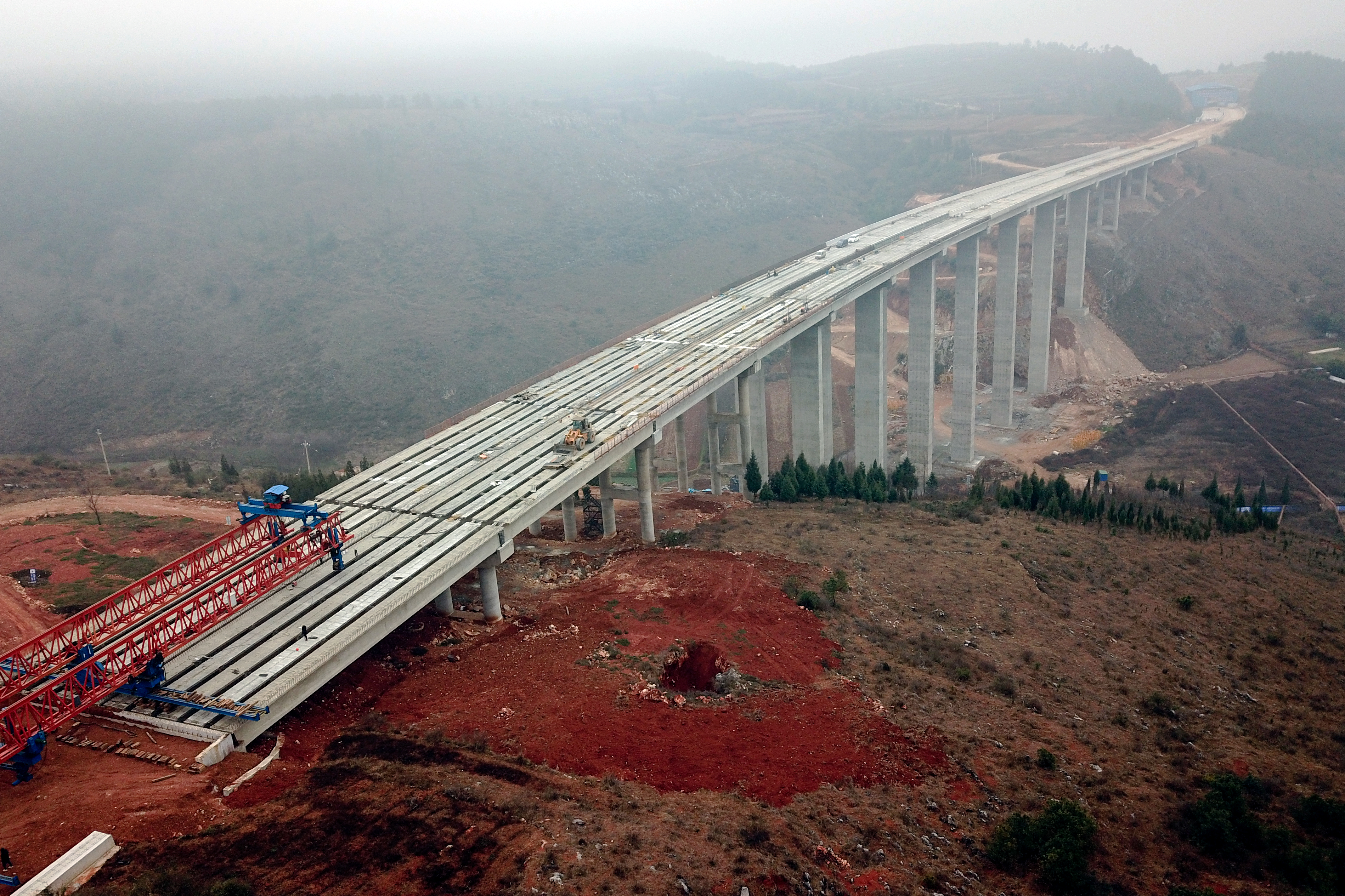 宣富高速出水洞河大桥预制T梁板顺利架设完成