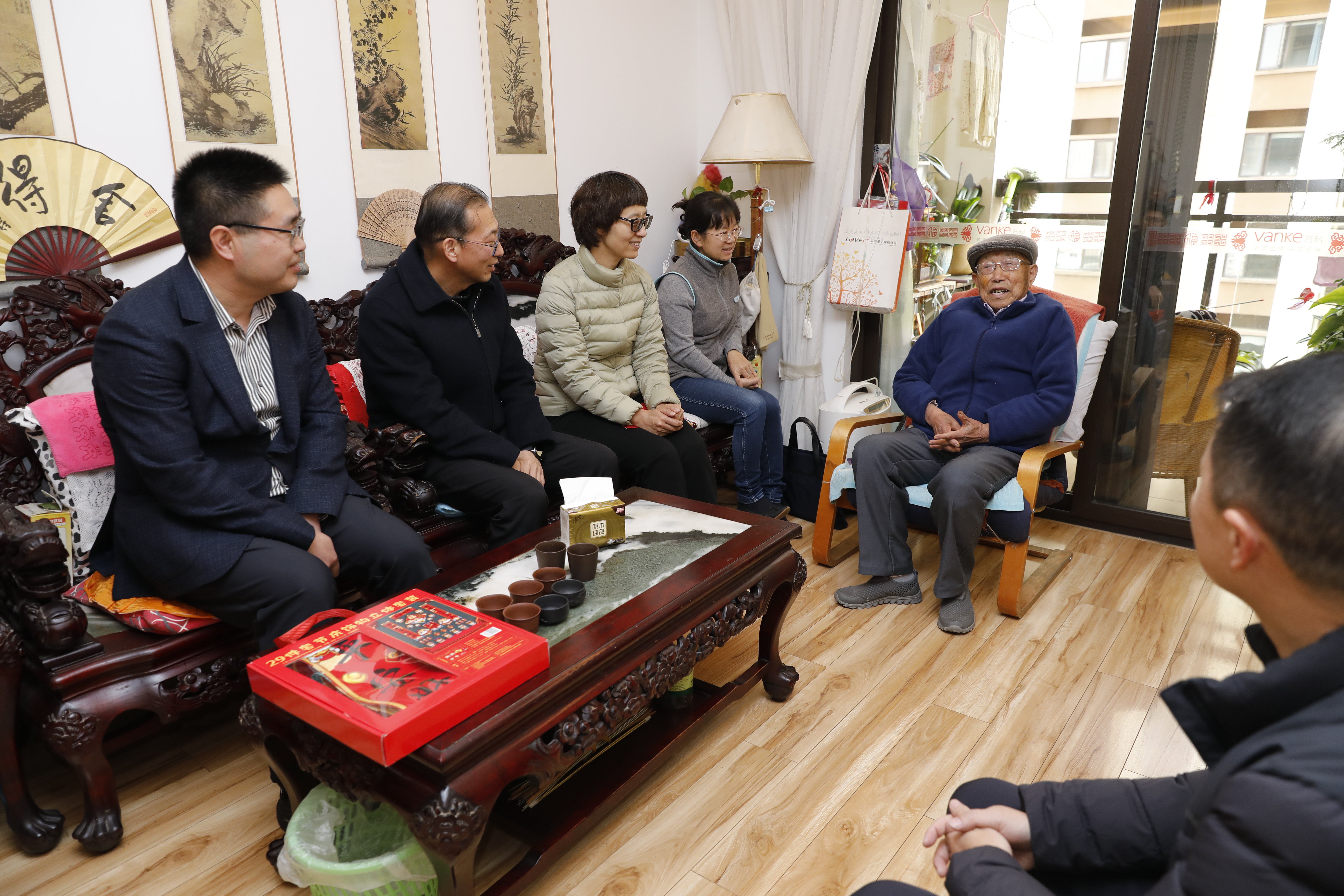 省国资委党委委员、副主任夏丽坤走访慰问世界杯官网合作平台老党员和困难党员