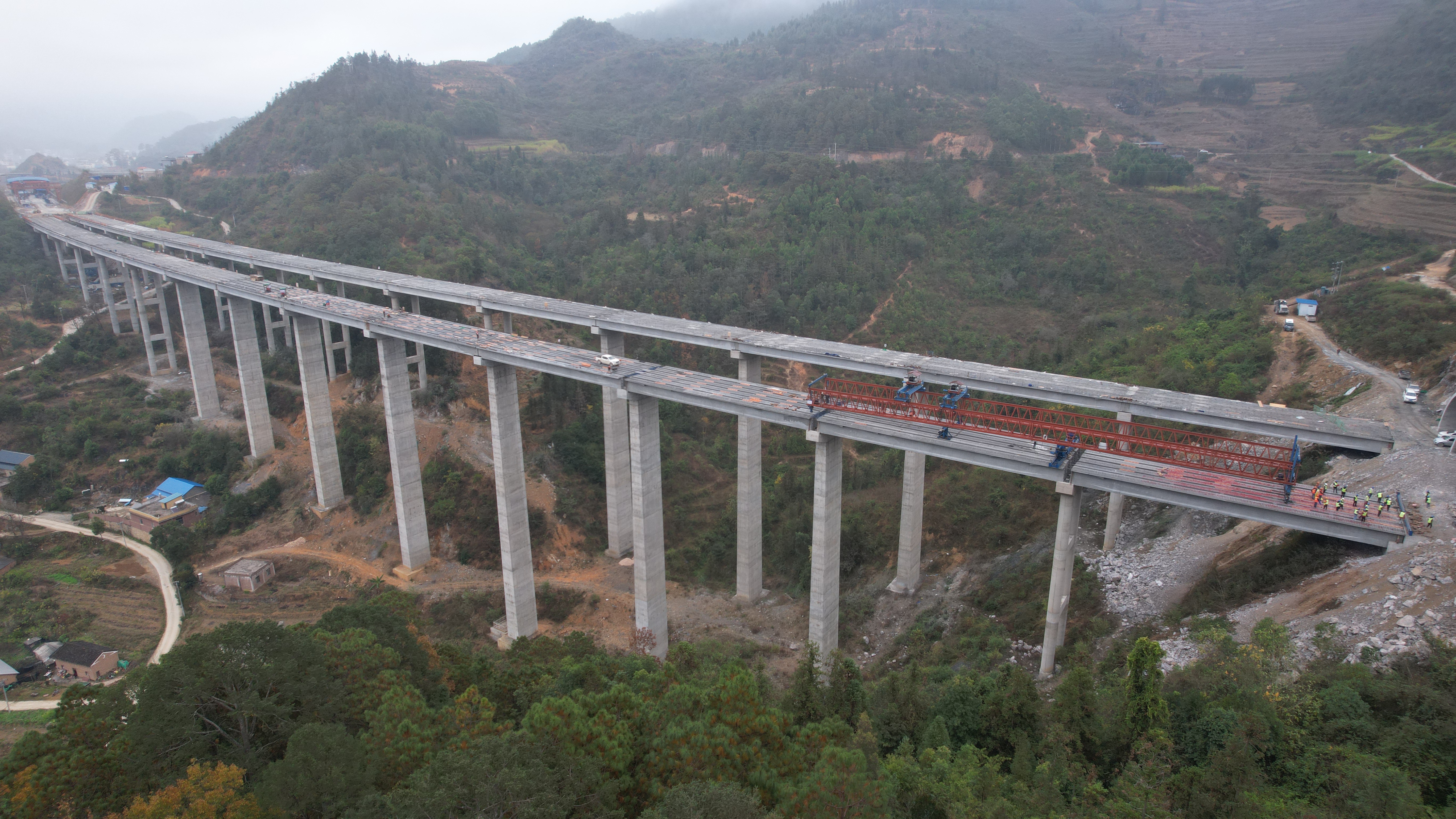 那兴高速小里铺大桥T梁架设完成