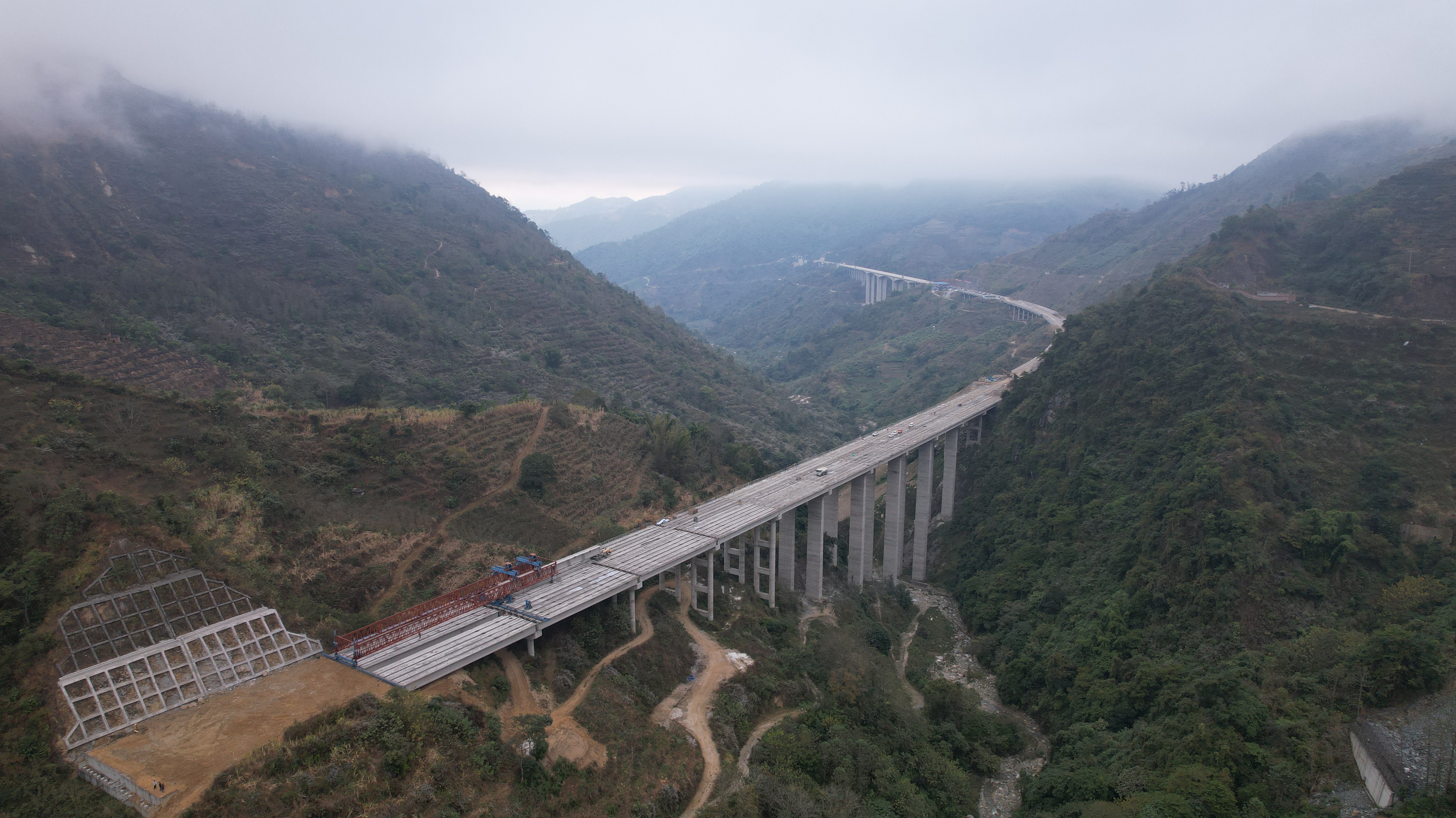 元绿高速嗝迷2号大桥T梁架设完成