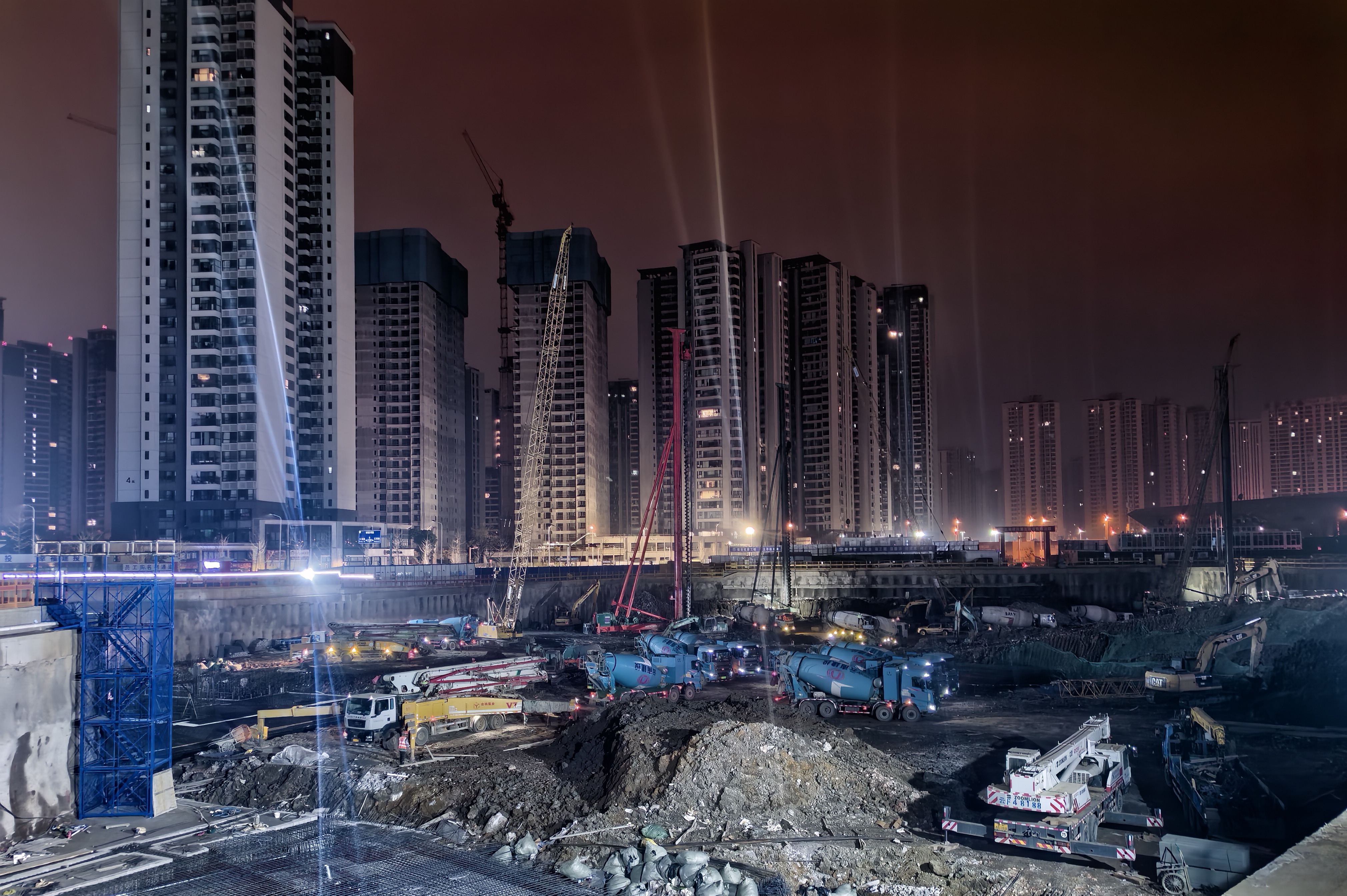 五华区数字经济产业园西北新城园区世界杯足球平台首块筏板浇筑完成