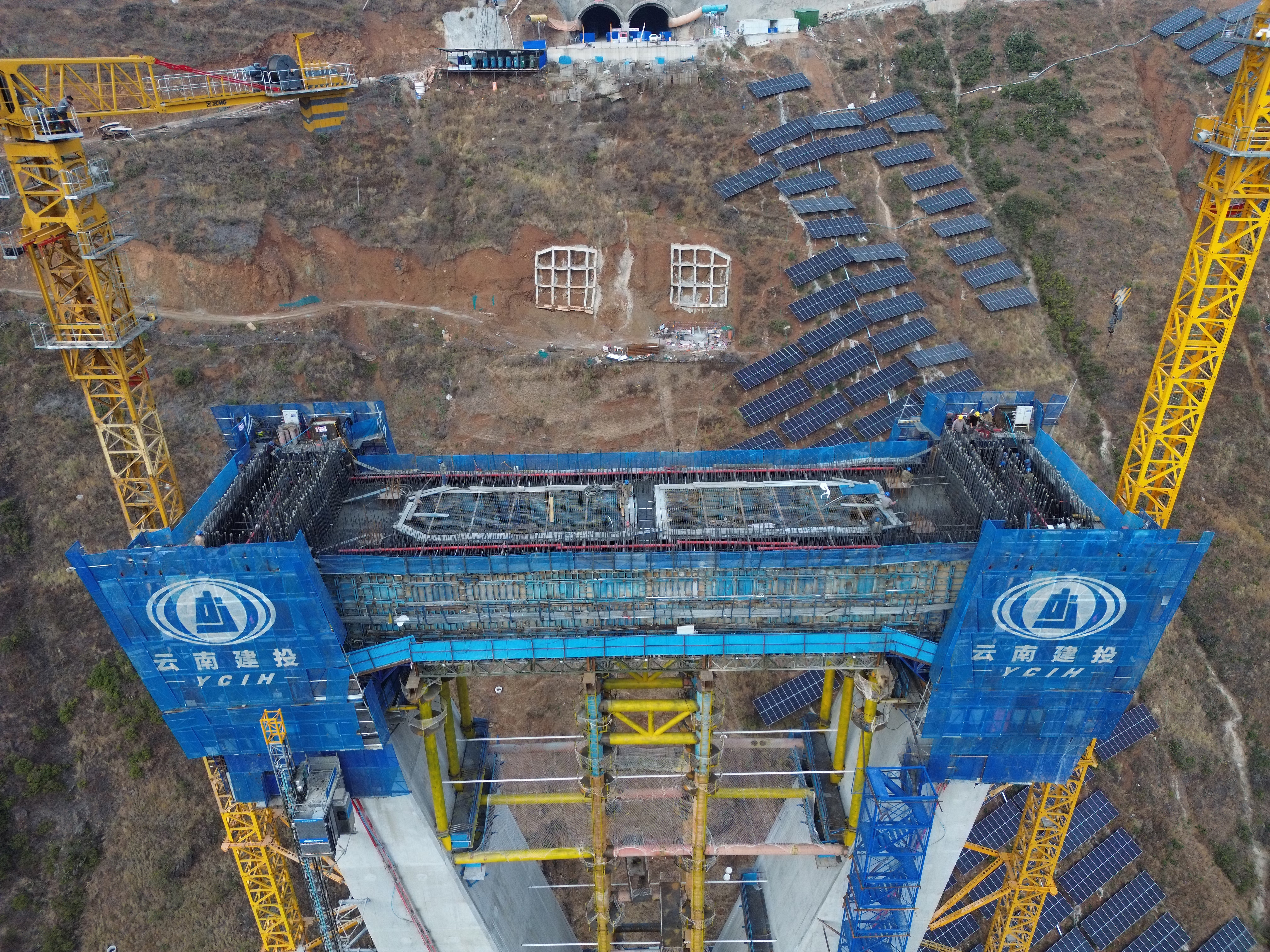 鲁巧高速项目光明牛栏江特大桥2#索塔下横梁第一次混凝土浇筑顺利完成