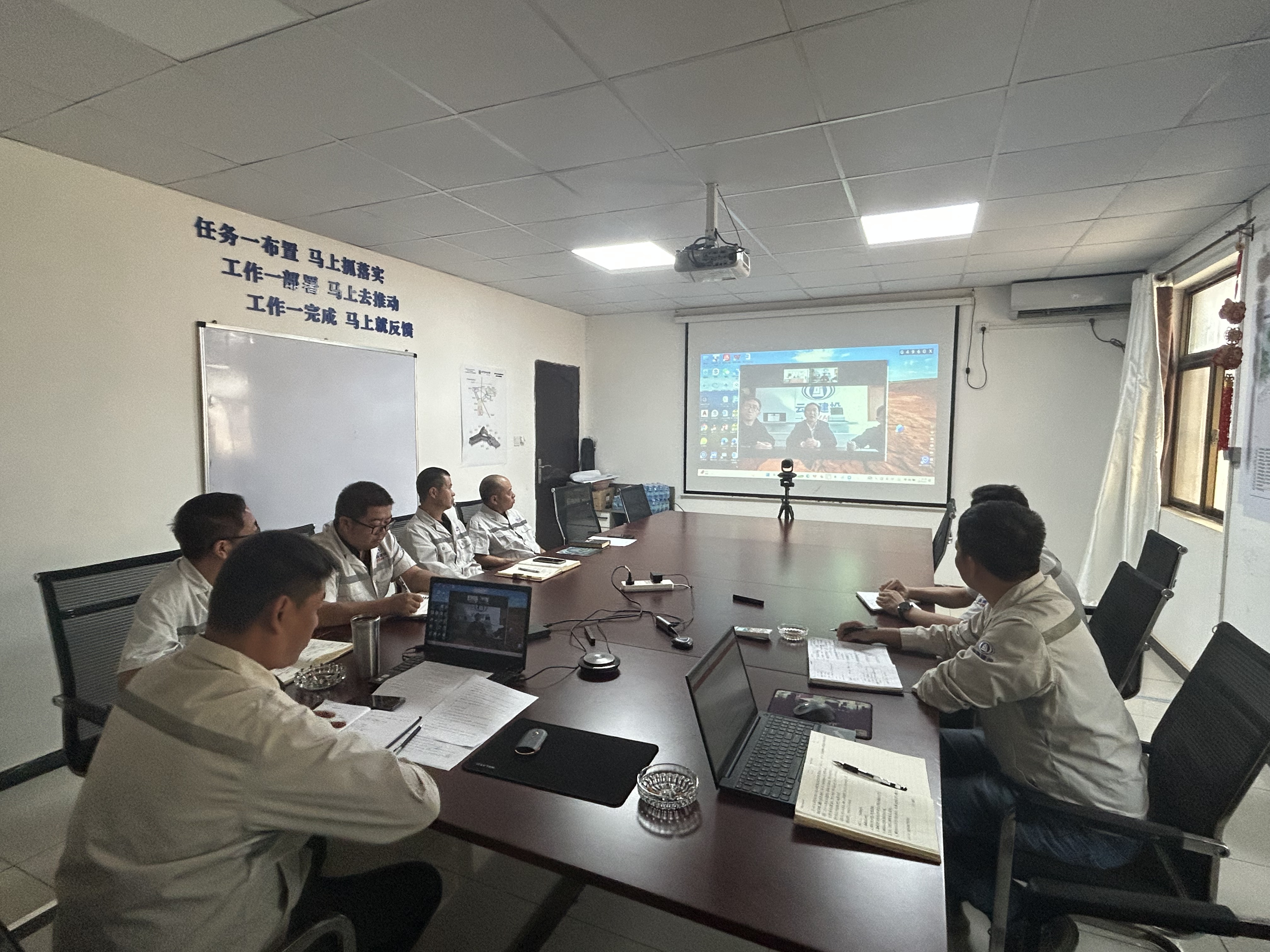 刘金荣视频慰问贝宁维达海滨项目一线职工
