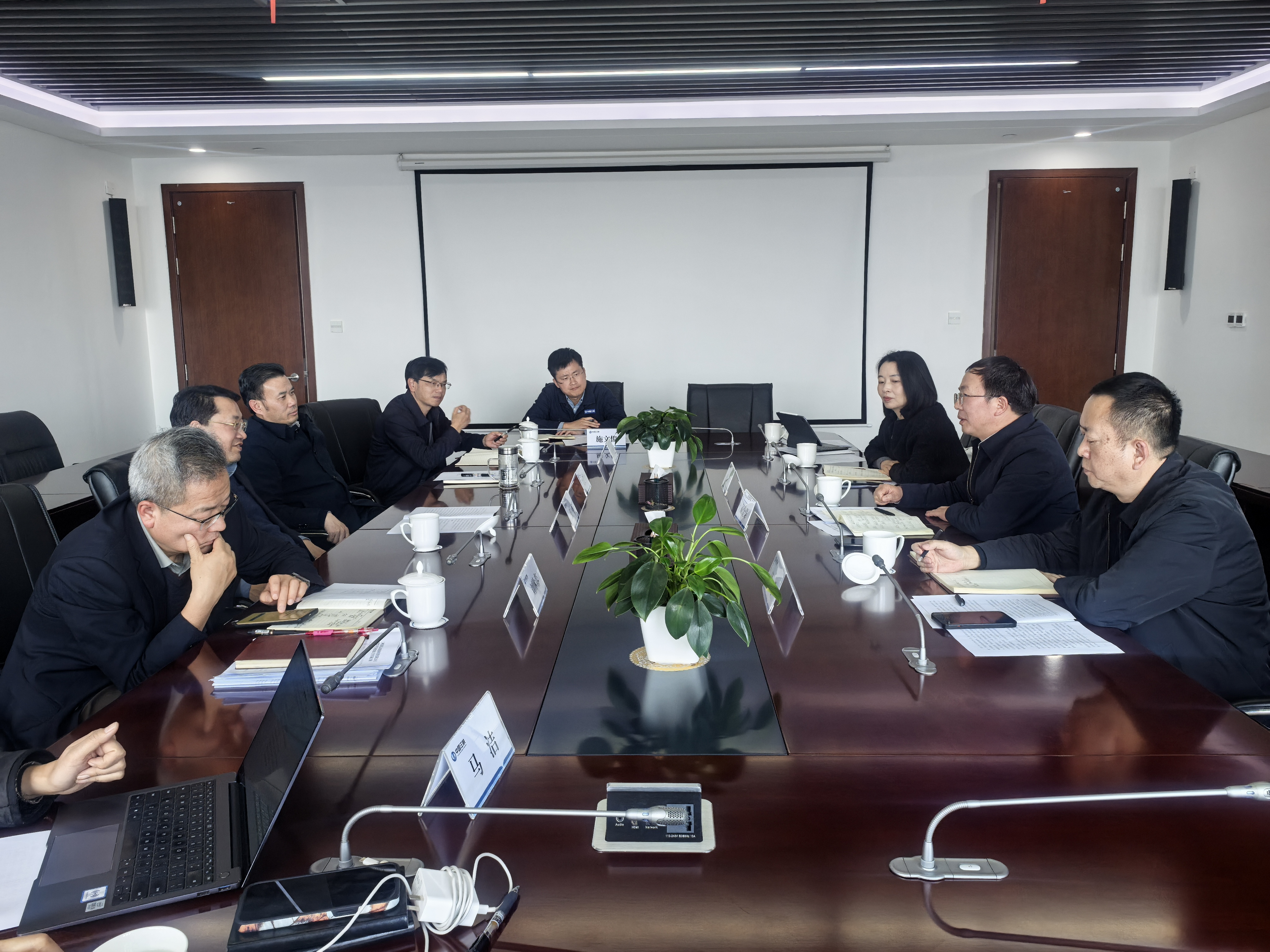 刘金荣赴三峡云南能投交流座谈