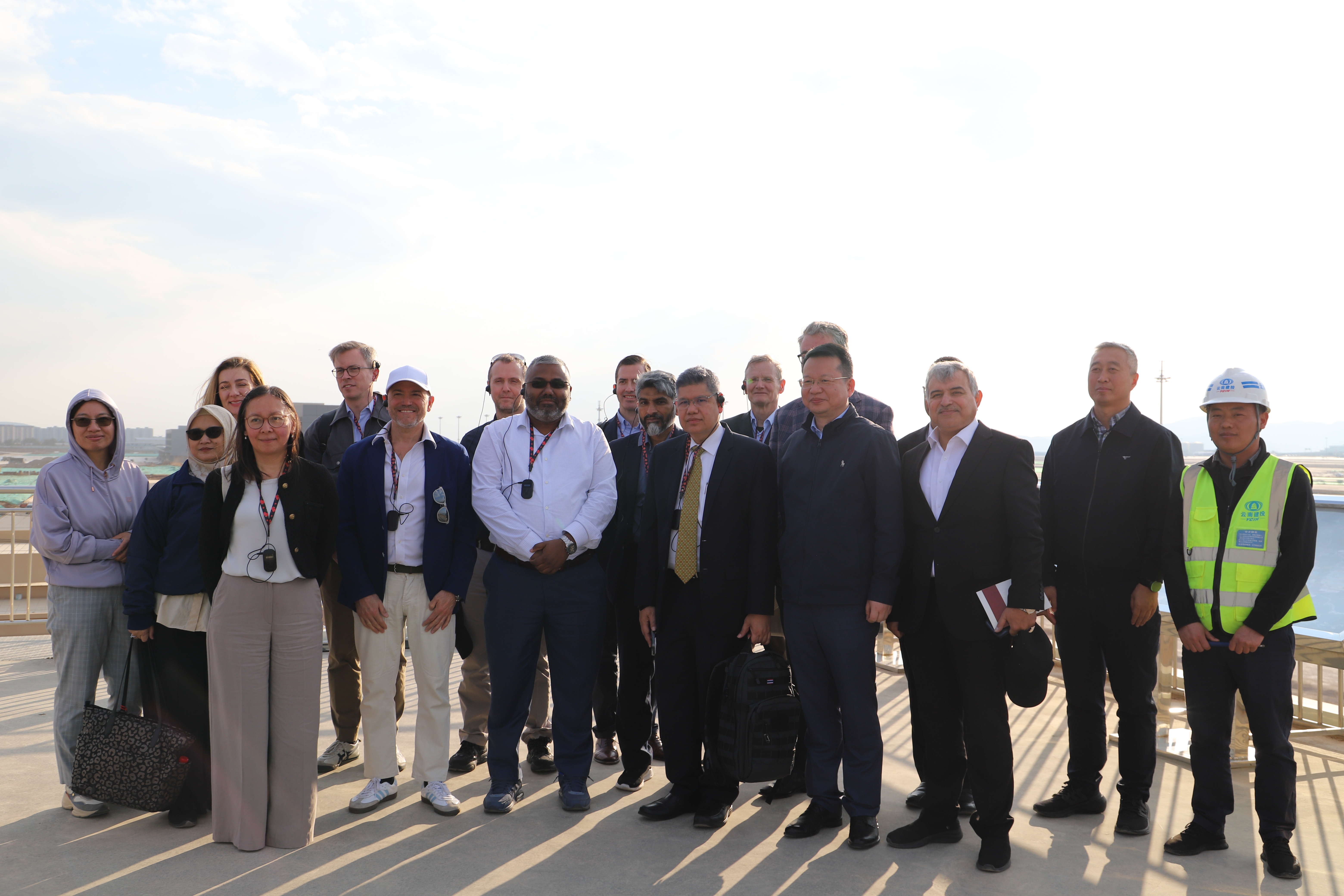 亚投行董事会代表团到昆明长水国际机场东二跑道（南段）项目考察调研