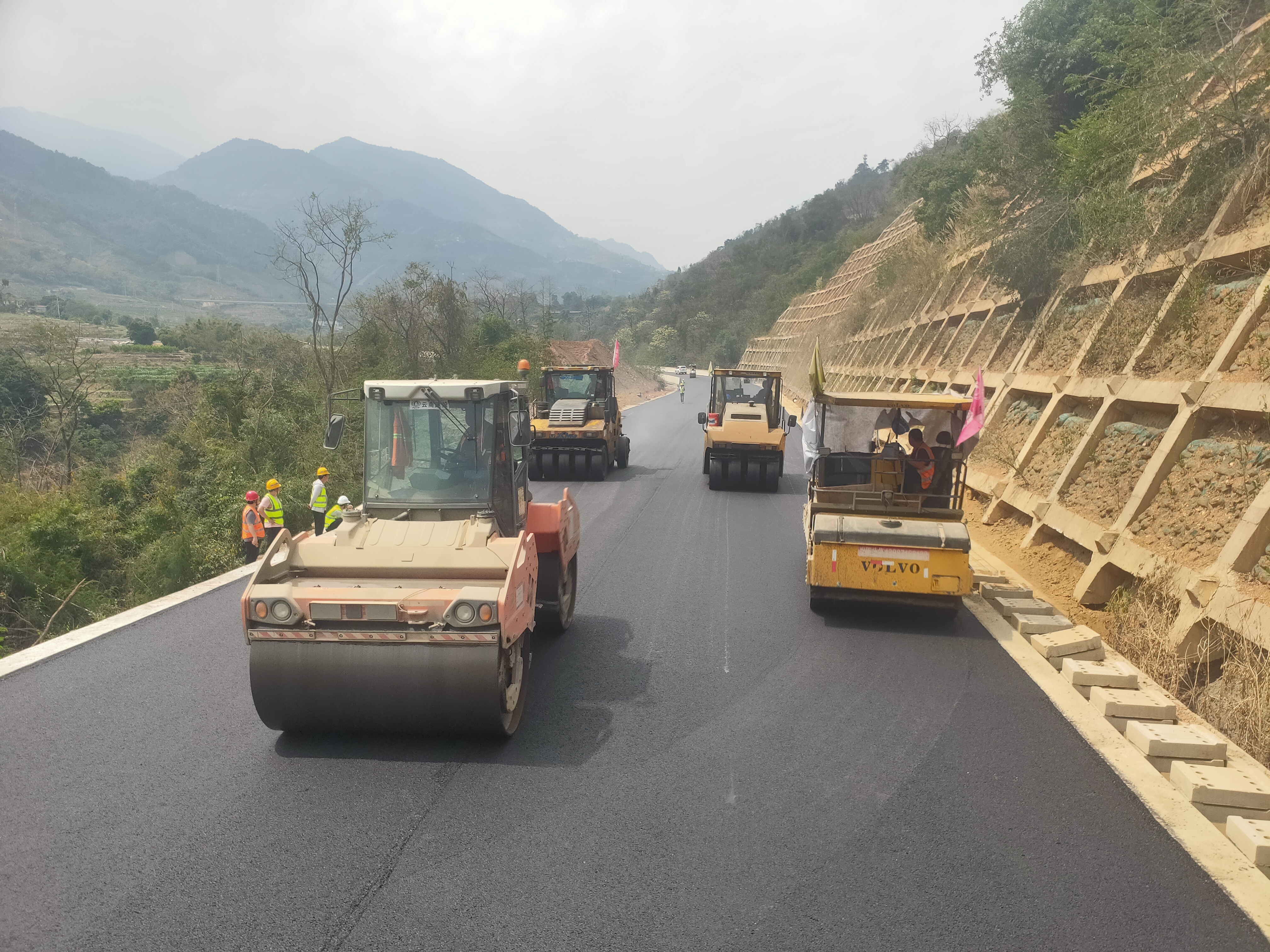 永金高速钢渣沥青混凝土路面试验段成功铺筑
