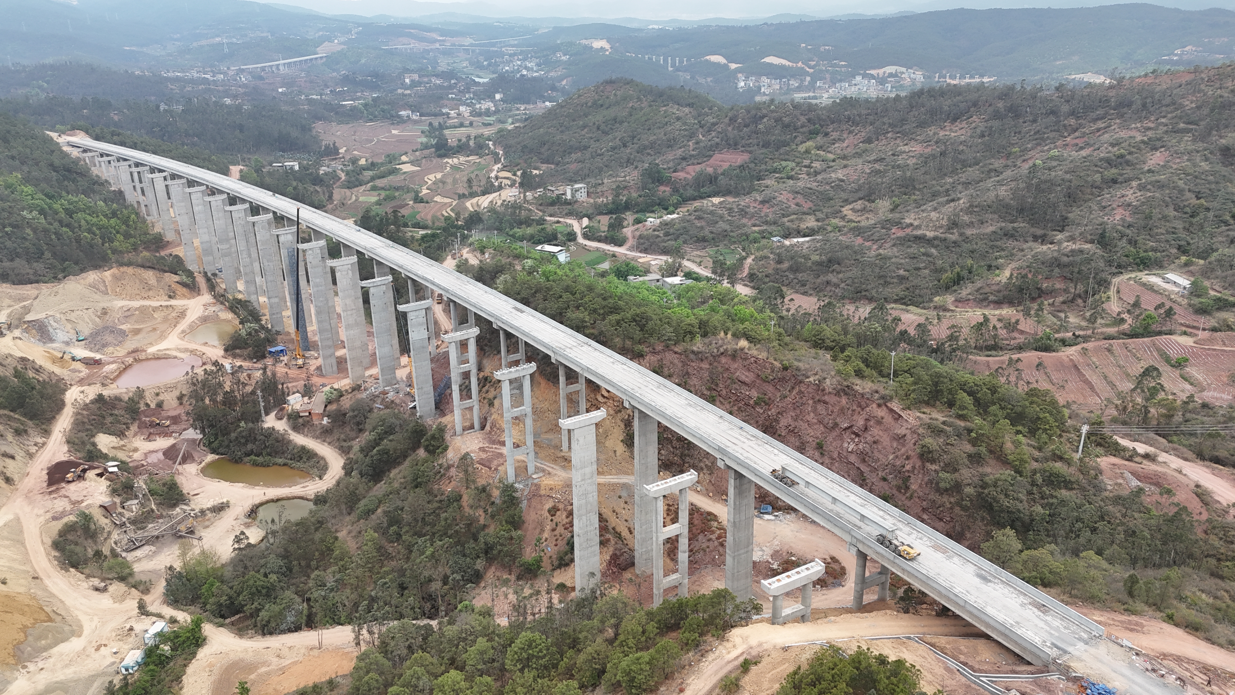 楚雄市东南绕城高速薄壁空心墩全部完成