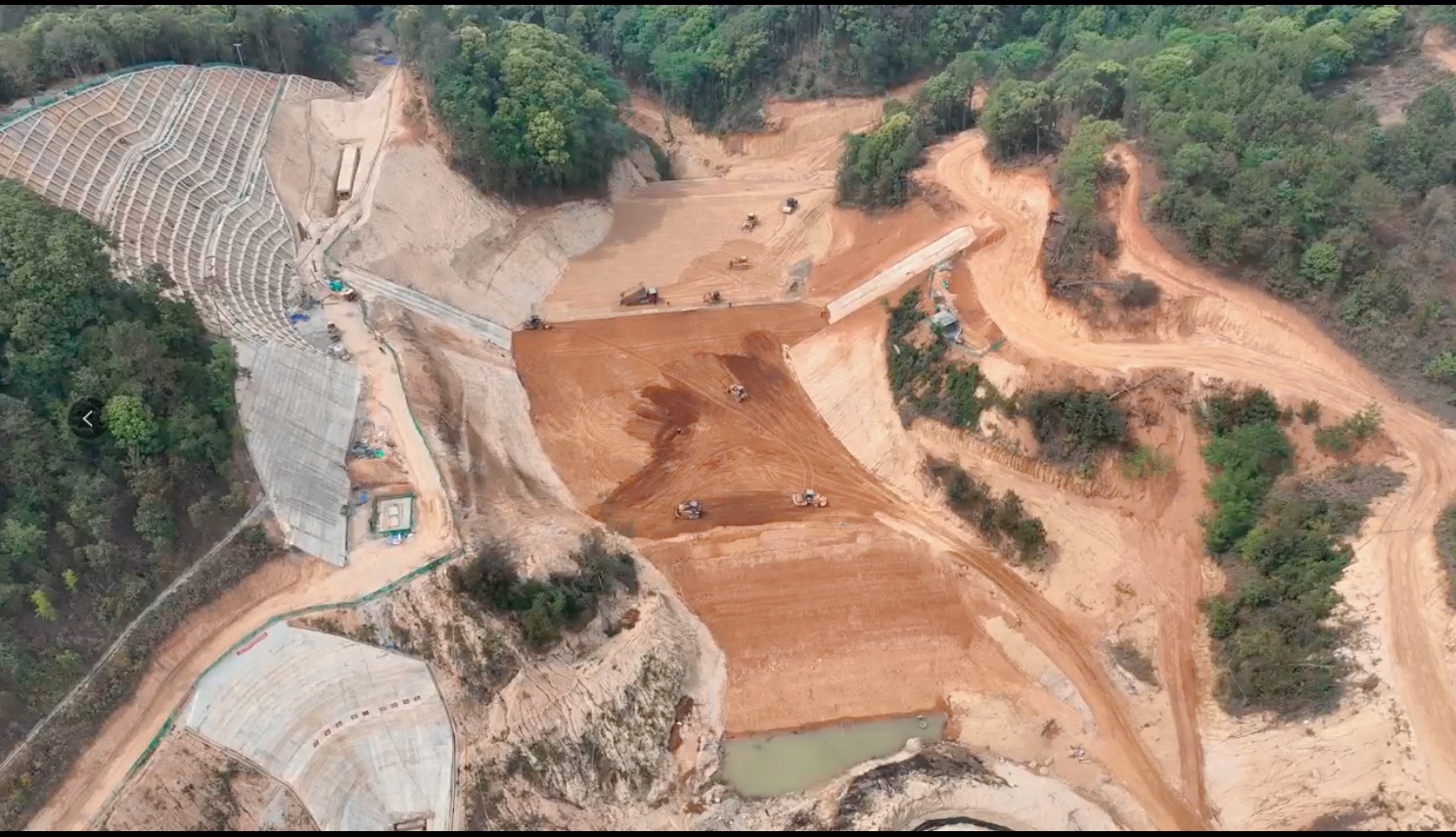 双江县席草塘水库工程提前16天完成大坝度汛任务