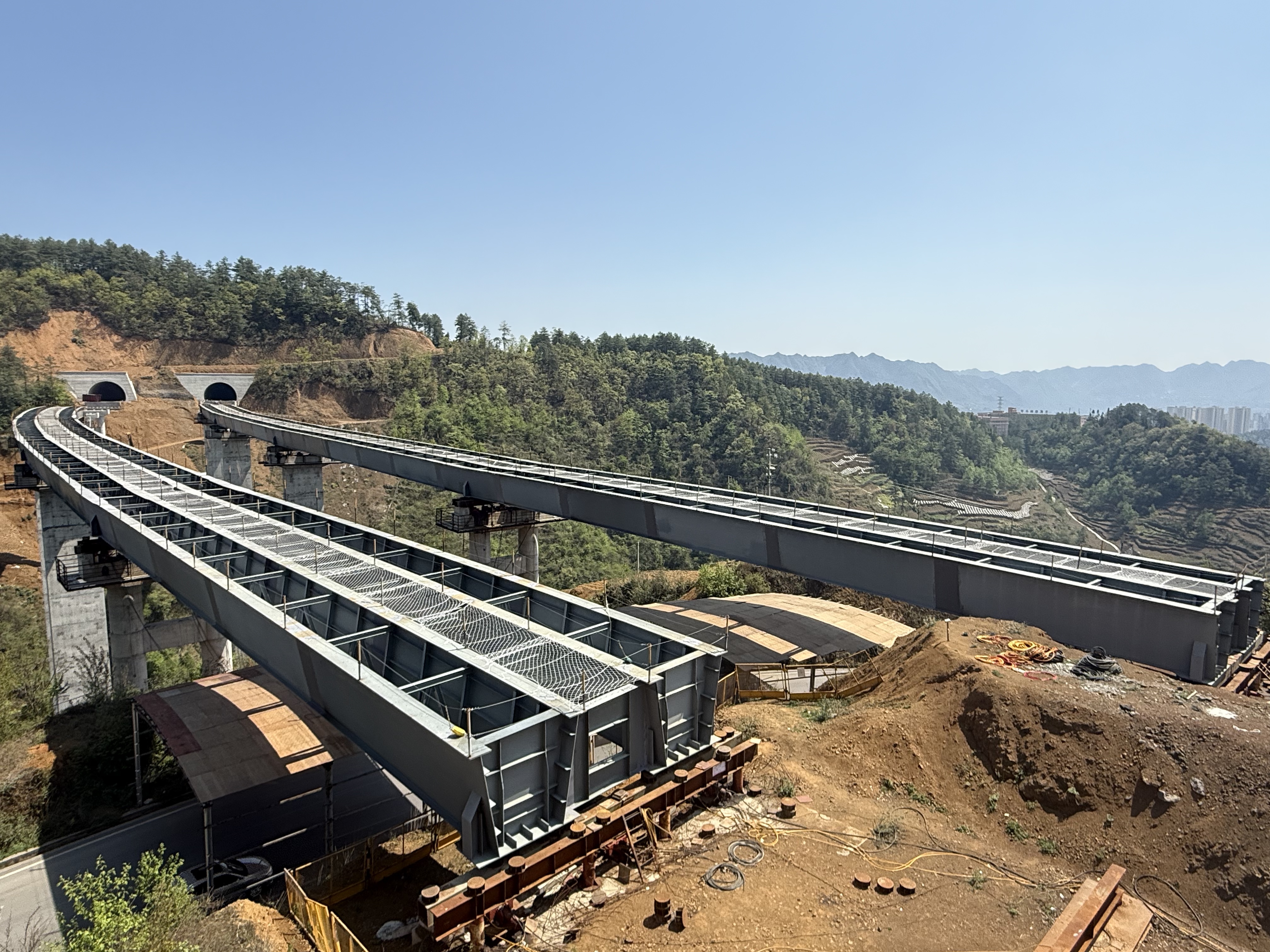 镇果公路五谷大桥钢混组合梁顺利顶推完成