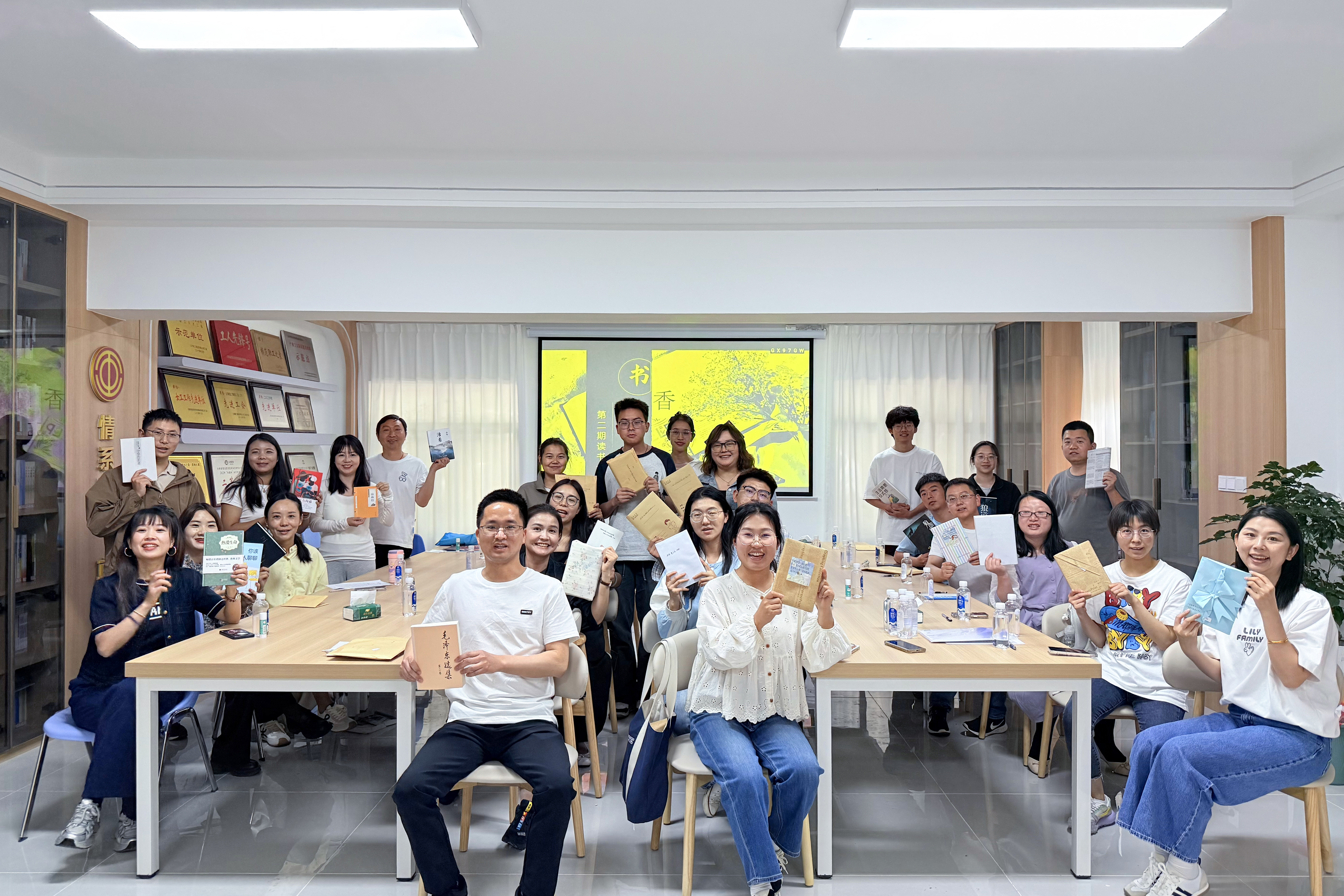 “阅”见春日 万物复“书”世界杯比分网团委开展世界读书日活动