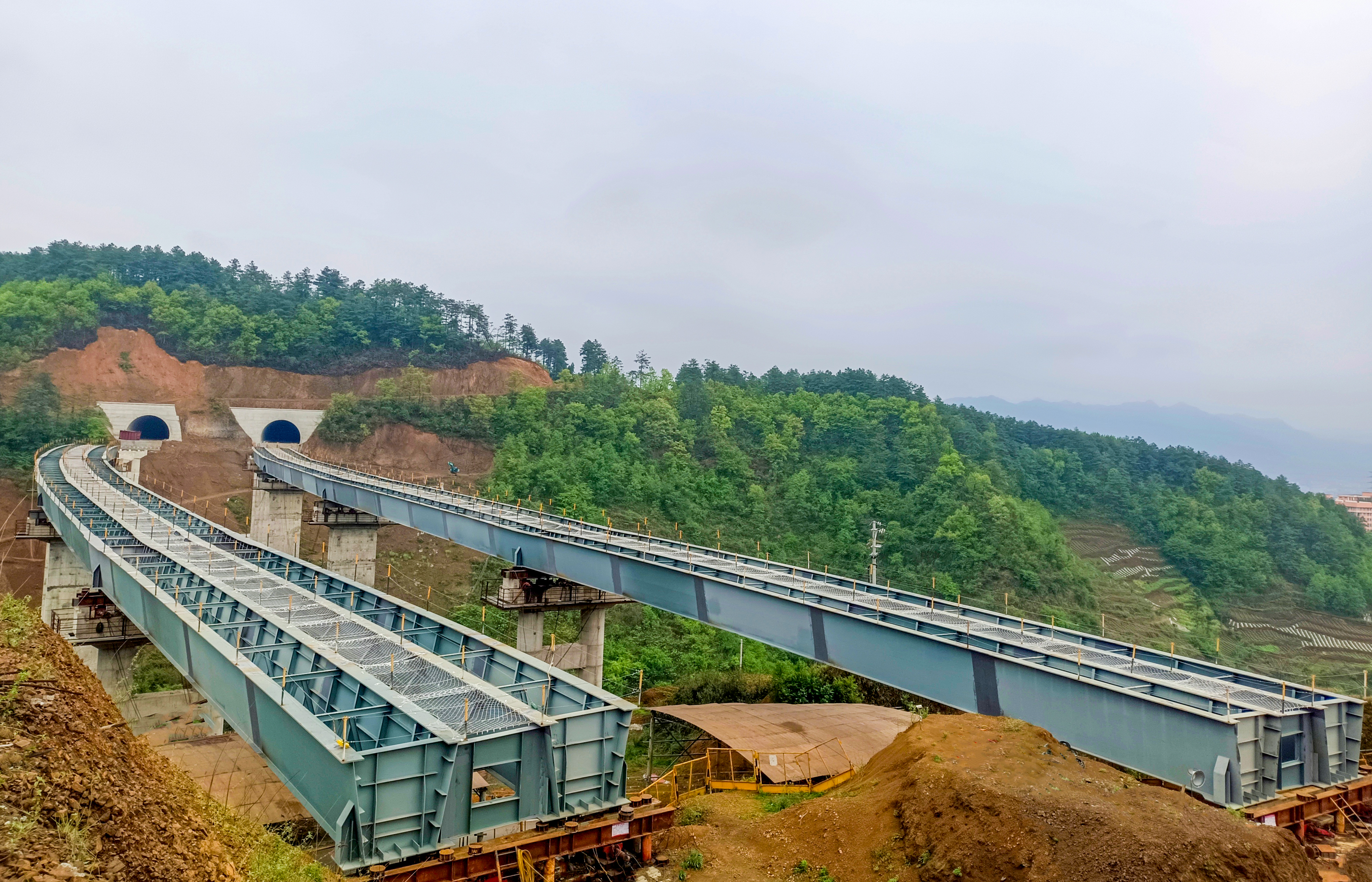 镇果公路五谷大桥钢混组合梁顶推到位