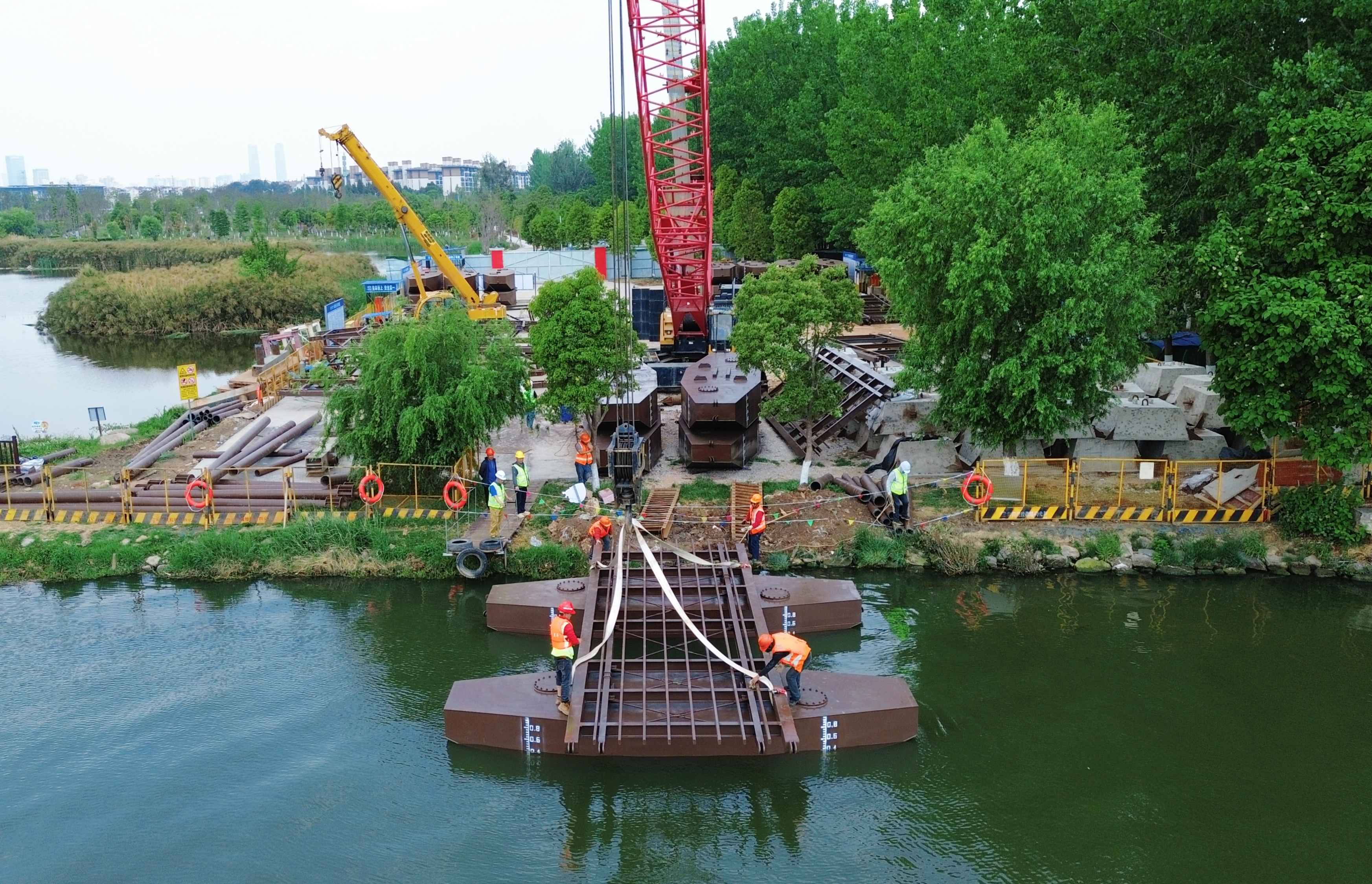 滇池绿道人行栈道工程（浮桥）世界杯网址首艘舟体顺利下水